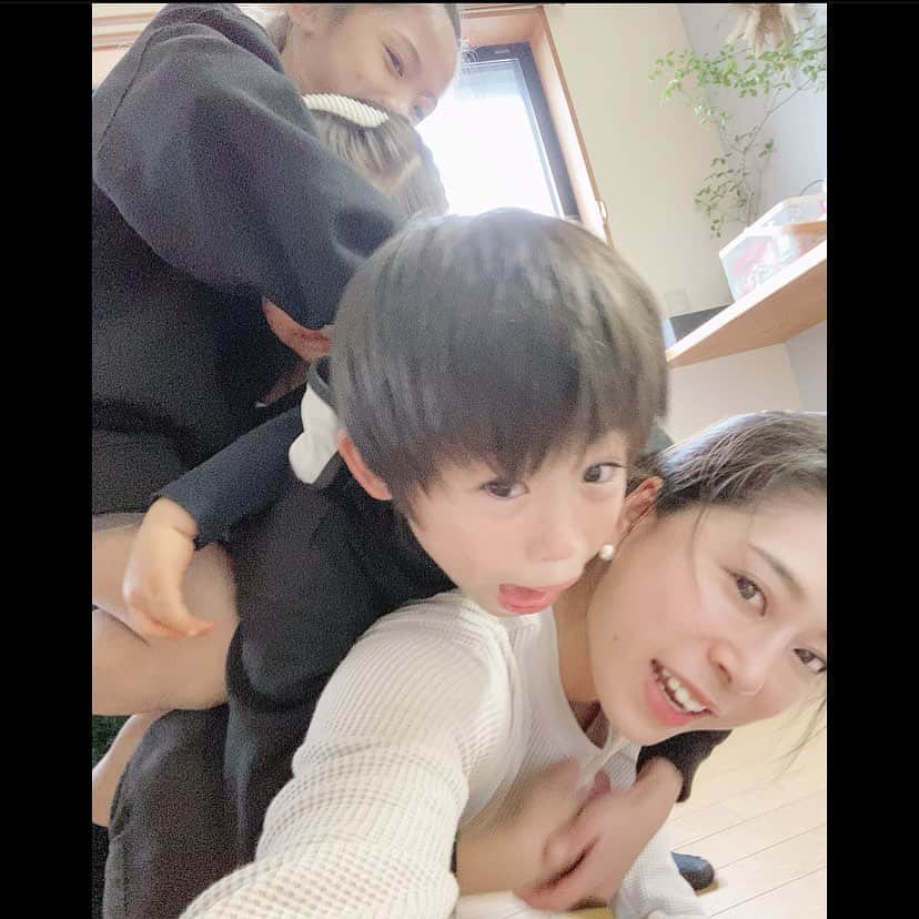 中川真依さんのインスタグラム写真 - (中川真依Instagram)「. 家族のようなかわい子ちゃんたち😍✨ いつまでこうやって遊んでくれるかなぁ🥺❤️ #4段タワー #33歳 #髪の毛ボサボサ で #頑張ってます 笑」11月6日 21時18分 - maimai.47