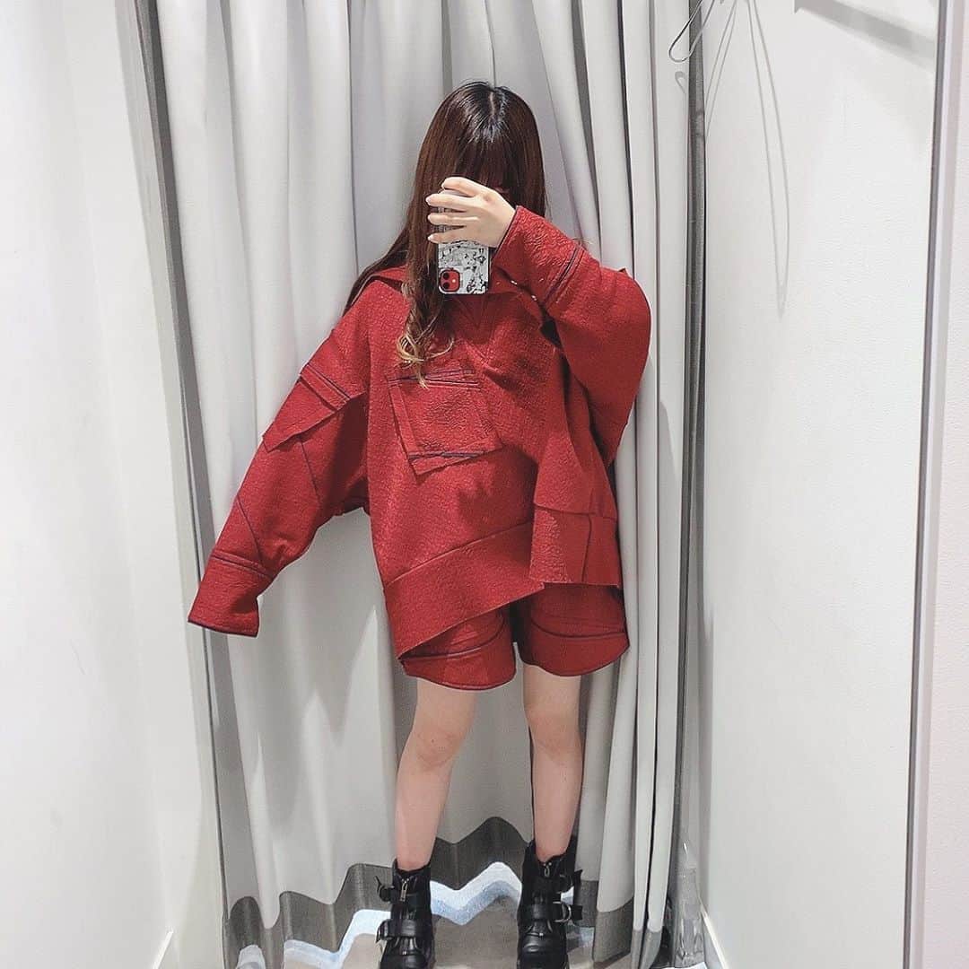 岩城優里さんのインスタグラム写真 - (岩城優里Instagram)「🌨 . rurumu: 、papier 、Ω のPOP UPに 行ってきました💭💭 . . 可愛いお洋服沢山で本当に全部魅力的で… いつか諭吉を貯めて絶対にお迎えする… . 写真撮れてないけれど、rurumuのお洋服も本当に本当に可愛くて縷縷夢兎が似合う女になる(;_;) . 癒し空間でした……… . #oumtokyo #rurumu #popupshop #popup  #popupstore #laforletharajuku #服飾学生 #ビッグサイズ #153cmコーデ  #154cmコーデ #セーラー服 #ootd  #ファッション #赤 #赤コーデ #ショートパンツ #骨格ウェーブ #服飾学生と繋がりたい」11月6日 21時20分 - yuriiwaki_1130