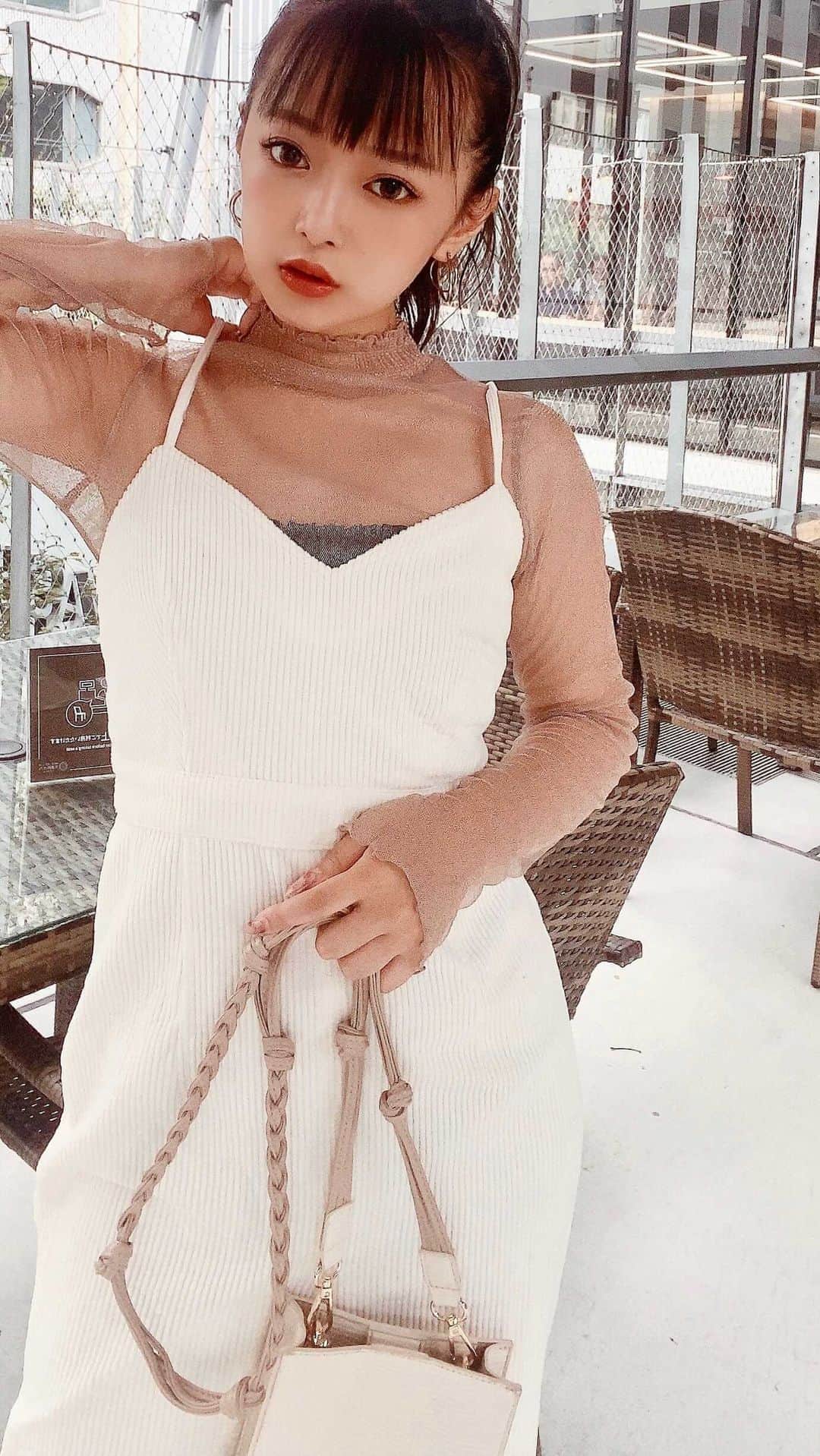 村崎英絵のインスタグラム：「低身長コーデ♡146cm イントロドン！笑 コーデュロイのロンパース 私服コーデ🍓 ㅤㅤㅤㅤㅤ  ㅤㅤㅤㅤㅤ ㅤㅤㅤㅤㅤ ㅤㅤㅤㅤㅤ tops @cecilmcbee_official  onepiece @deicy_official  ㅤㅤㅤㅤㅤ  ㅤㅤㅤㅤㅤ  #オールインワン #ロンパース #シアートップス #オールインワンコーデ #淡色女子 #淡色コーデ #バックジェニック #バックシャン #レースアップ #ワントーンコーデ #黒髪  #wear #秋コーデ  #低身長コーデ #低身長ファッション #おちびコーデ #きょコ  #セシルマクビー」