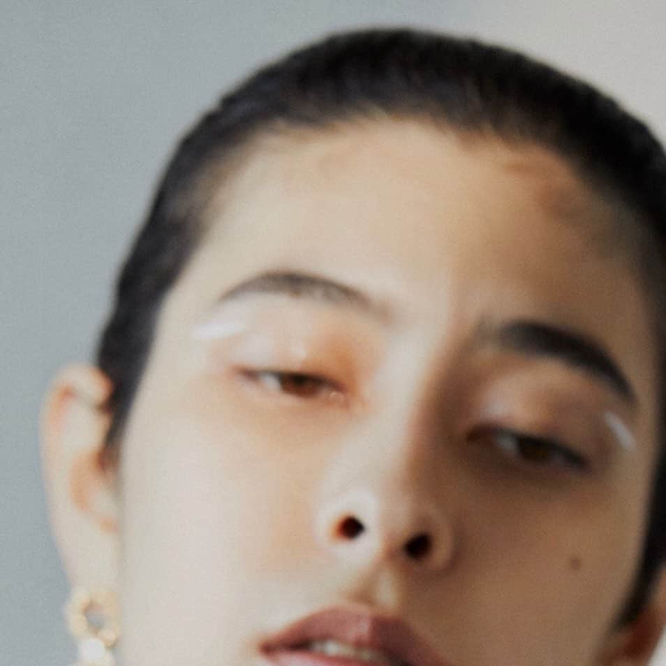 ozoc_officialのインスタグラム：「C4 AUTUMN COLLECTION 2020﻿ @ozoc_c4﻿ 「independent lines」﻿ ﻿ ﻿ ART DIRECTOR ／YOSHIHIDE UCHIDA﻿ @yoshihideuchida﻿ PHOTO／SAKI OMI（io）﻿ @omisakii﻿ HAIR＆MAKE／MASAYOSHI OKUDAIRA﻿ @masayoshiokudaira﻿ MODEL／RIONA（AMAZONE）﻿ @riona__n﻿ ﻿ ﻿ ﻿ ﻿ ﻿ #c4_official﻿ #ozoc_c4﻿ #20AW﻿ #Collection﻿ #CasualLuxury﻿ #ClassicTaste﻿ #CoordinateMismatch﻿ #CleanIntelligent﻿ #シーフォー」
