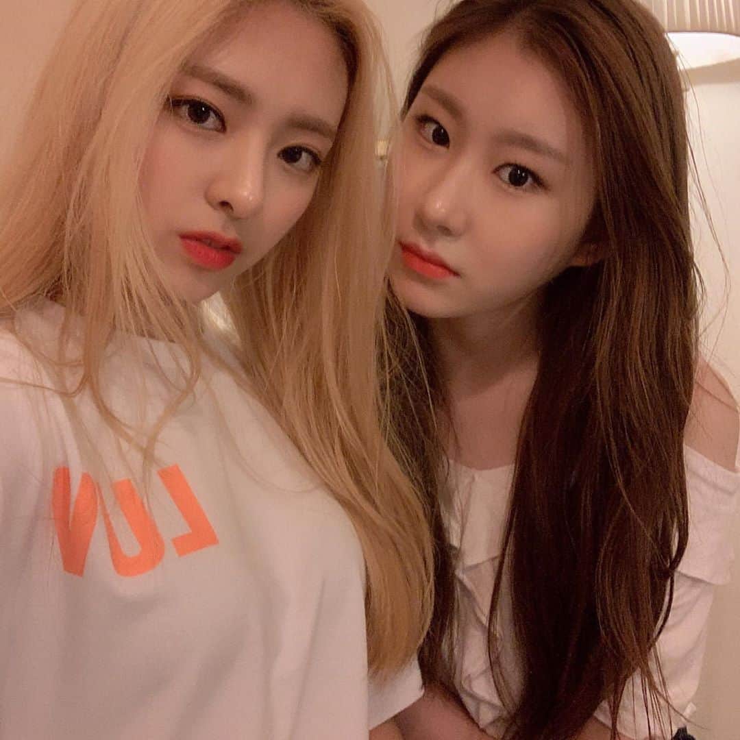 チェリョンのインスタグラム：「g'night midzys, sweet dreams~✨」