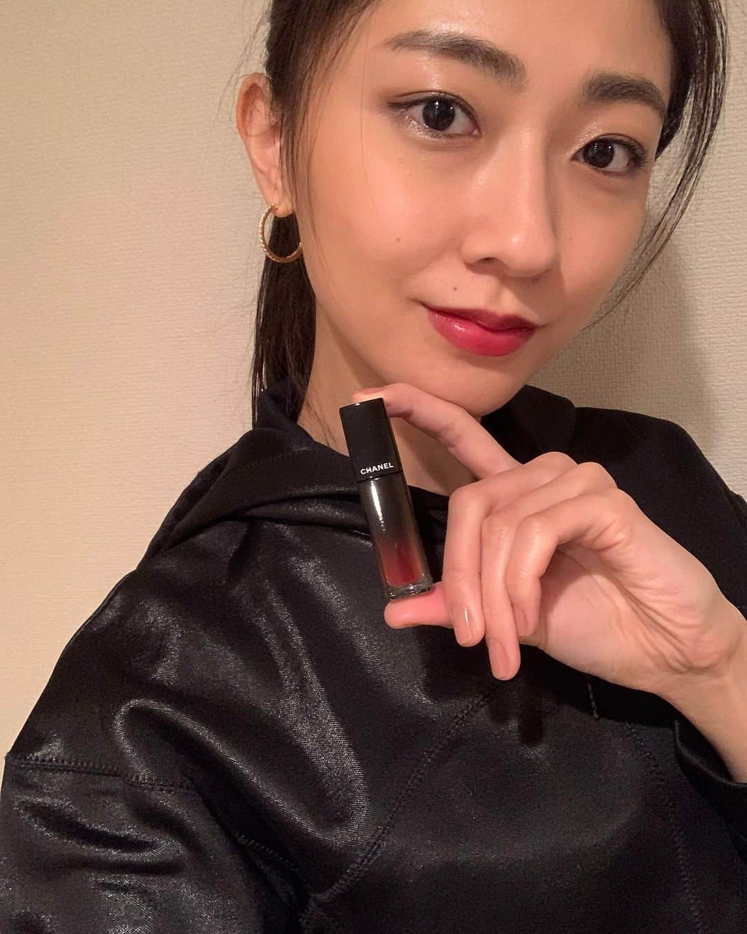 熊井友理奈さんのインスタグラム写真 - (熊井友理奈Instagram)「_  最近のお気に入り。  マスクをするようになってから 普段口紅を塗ることが だいぶ減ってしまってたけど…😷  これは優秀👏 マスクに付きにくいから嬉しい💄  #勝手にオススメ  #ルージュアリュールラック  #エクスペリモンテ#74 #chanel #makeup」11月6日 21時22分 - kumai_yurina