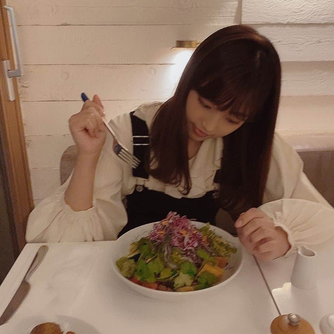 渥美友里恵さんのインスタグラム写真 - (渥美友里恵Instagram)「🍅🥦🥕🥗 . . #左から食べるか #右から食べるか #😏」11月6日 21時23分 - yurie_atsumi_