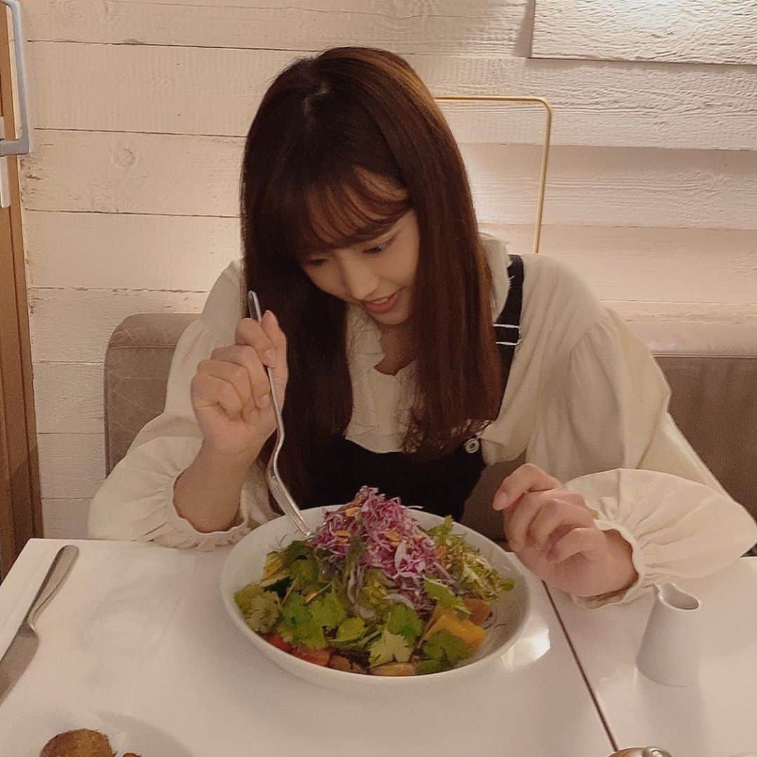 渥美友里恵のインスタグラム：「🍅🥦🥕🥗 . . #左から食べるか #右から食べるか #😏」