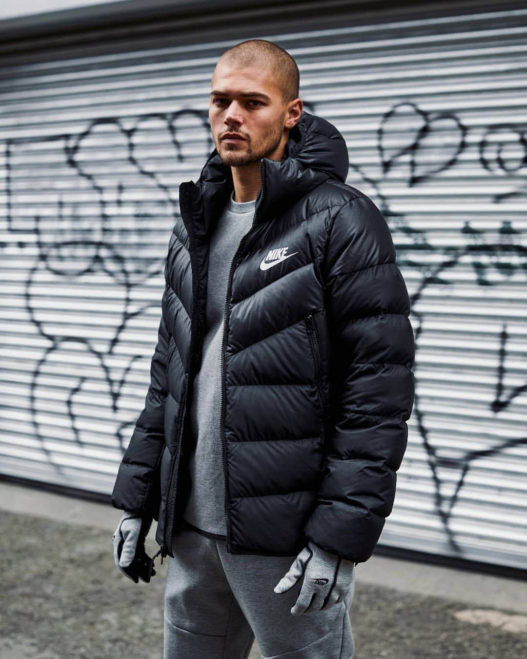 FOOTASYLUMさんのインスタグラム写真 - (FOOTASYLUMInstagram)「It's a cold one...and we're not just talking about the weather. ❄️  Cop the perfect winter fit with the @nikesportswear Down Fill Jacket & Tech Fleece Gloves online today.  #Footasylum #Nike」11月6日 21時24分 - footasylum