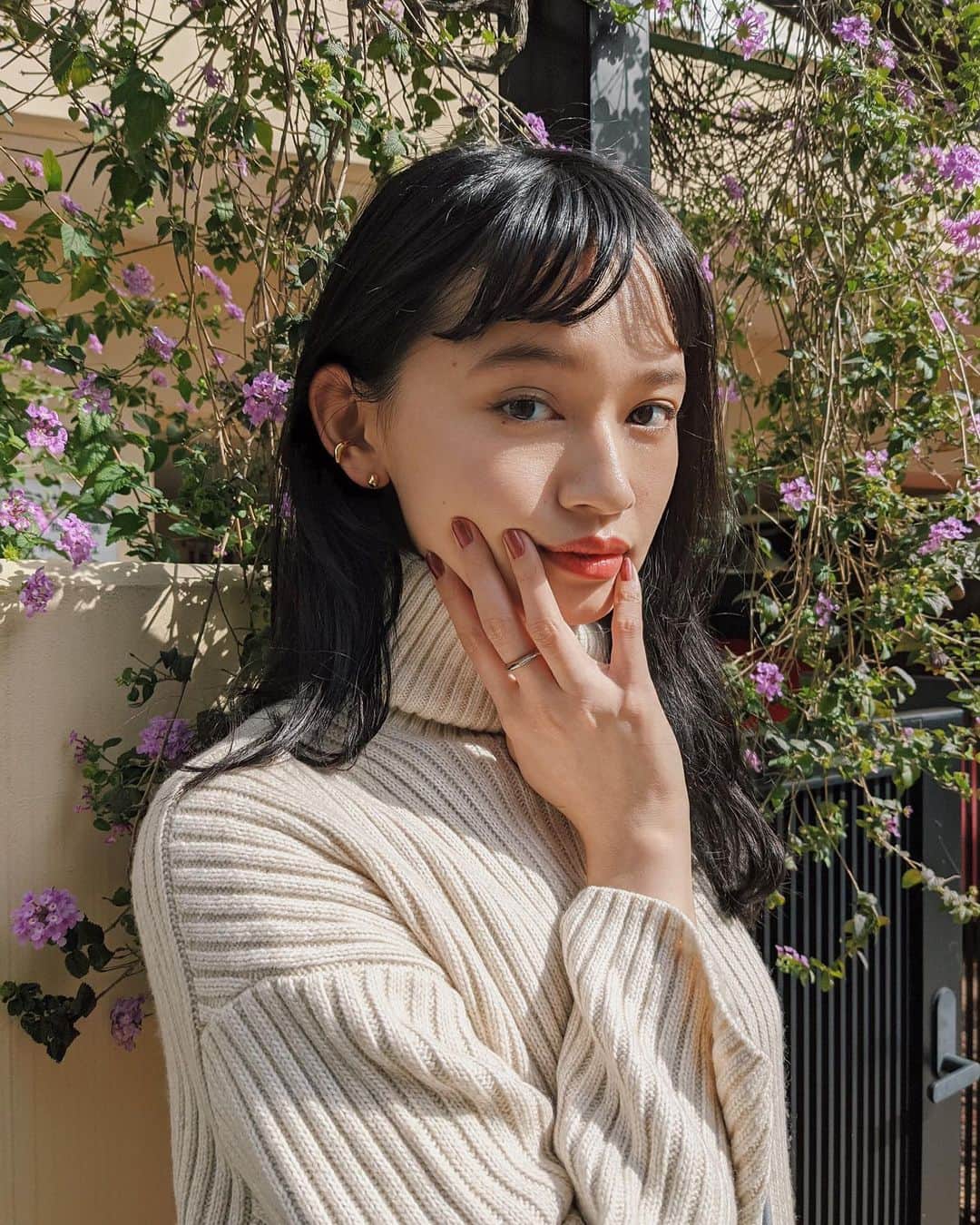 shihori.kathleenのインスタグラム：「. 蜂蜜が垂れてるみたいなイヤカフと その垂れた蜜みたいなピアス🍯🐝🍃   🍯@gray_____accesarys」