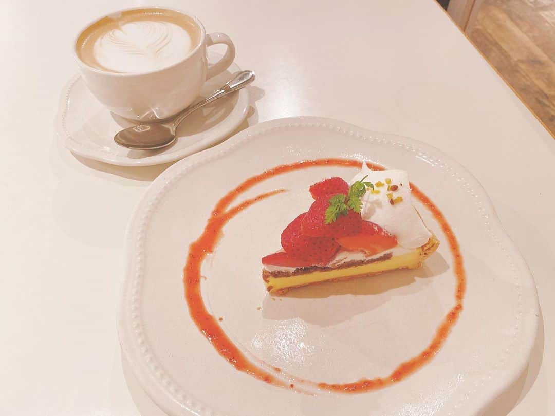 のインスタグラム：「✿.* . . . 🍓 ラ・メゾンアンソレイユターブル🍓 . ここの生チョコタルトが本当に 大好きなんだけど、今回は いちごちゃんにしたんだ😌💭 . . . #lamaisonensoleilletable #parco  #ラメゾンアンソレイユターブル  #栄カフェ #矢場町カフェ #パルコ  #名古屋カフェ #名古屋パルコ  #カフェ巡り #いちごタルト #苺」