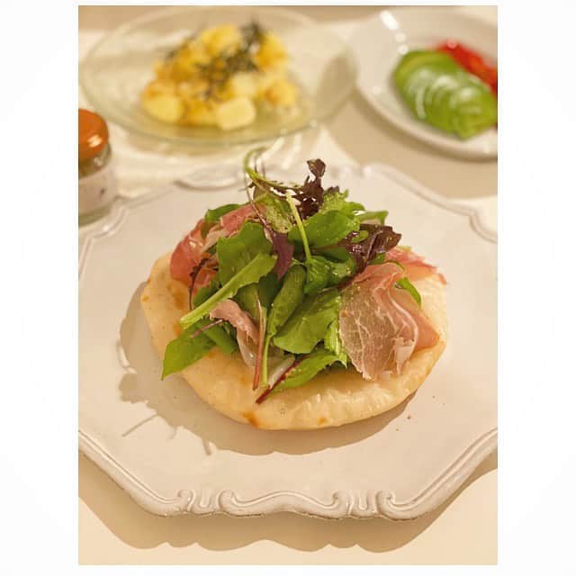 前田ゆかのインスタグラム：「サラダパン！  今日はフライパンでグルテンフリーパンを焼いて、 サラダを和えてのせました。  サラダのドレッシング代わりにひとふりするだけの簡単な 万能スパイス。 #サラダナッツ を使ってます！  アーモンド、カシューナッツ、くるみのクラッシュナッツにオメガ3脂肪酸含む亜麻の実、フコイダン豊富ながごめ昆布、秋鮭由来のコラーゲンをプラスしたサラダふりかけ。  ちょっとふりかけるとナッツの香ばしさ美味しさが引き立ちます。 新発売スモークナッツも燻製好きには気になるところ！  忙しい時にサッとひとふりで料理がグレードアップする、便利な調味料あると助かる。  #おうちごはん #gultenfree  #グルテンフリーパン #サラダナッツ #saladnuts #メグカンパニー #maeyukareshipi」