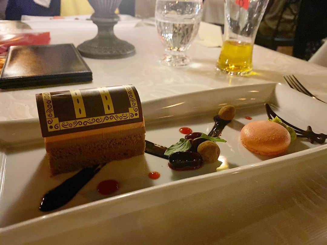 yokoさんのインスタグラム写真 - (yokoInstagram)「. 初めてのブルーバイユーレストラン💎 . カリブの海賊のって高めてから 行きました☺️ . . デートに最適でした❤️ またいつか行きたいなあ✨✨✨ . . いなりさん付き合っていただきありがとうございました🌹 . . . . . . . . . . . . . #美女と野獣#ディズニーランド#disney #カリブの海賊#ブルーバイユーレストラン#ブルーバイユー #エンタメ活動を止めない #アジア一のエンターテインメント #burlesque#burlesque lesquetokyo#バーレスク東京#ダンサー#透明少女#model#hairmake#makeup#love#ootd#fashion#instagood#instalike#instafashion#tokyo#white #お洒落さんと繋がりたい#カメラ好きな人と繋がりたい#モデル#東京」11月6日 21時28分 - yoko_burlesque