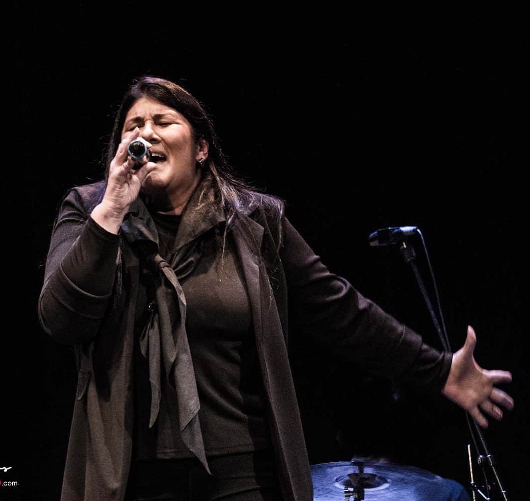 DeFlamenco.comのインスタグラム：「LA HERENCIA DE LOS CHORBOS por @gomezgufi   Comienza el ciclo “MiraDas FlamenKas” en Vallecas Villa con Aurora y Samara Losada y la revelación del guitarrista Ricardo Vázquez.  En la portada de nuestra web deflamenco.com   https://www.deflamenco.com/revista/resenas-actuaciones/la-herencia-de-los-chorbos.html #flamenco #miradasflamenkas #deflamenco #flamencomadrid」
