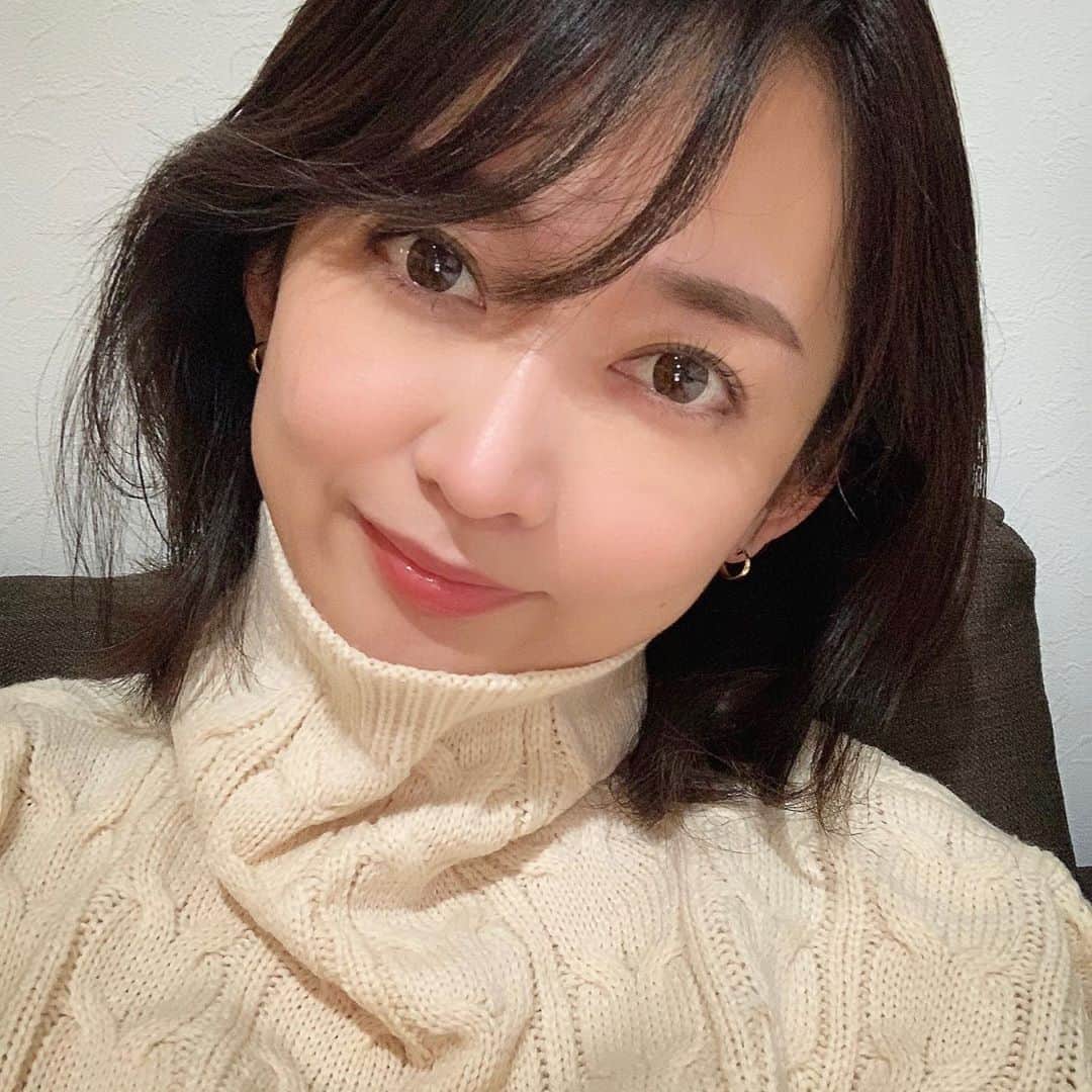 のインスタグラム：「まつげと眉毛のメンテナンスに行ってきました👀✨ @merseaco_jp🏠 担当は… @saori_eyes ✨ ・ ・ ・ 2枚目がbefore after👆🏾 まつ毛パーマをするだけでこんなに目元がぱっちり🥺 それに人生初のアイブロウワックスもして、眉毛の形を綺麗に整えて頂きました🙏🏾💓 目元周りで本当に印象がかわりますね。。🙈✨ ・ ・ ・ 山吹が施術したメニュー🤘🏾👧🏾 ○プランプラッシュリフト ○アイブロウWAX 山吹のインスタを見たよっと言って頂くとは10％offになります🤭💡 ・ ・ ・ 今回二つともお任せでお願いしたいのですが…こんなに綺麗にして頂きました🙏🏾🥺💓 気になる方はぜひサイトをチェックしてみて下さいね。。☺️🍀 ・ ・ ・ #美容day #メンテナンス  #どアップ 失礼します🙏🏾🤣 #まつ毛パーマ #アイブロウ #二子玉川  #目元が変わると気分も変わる  #自分磨き  #頑張ろう　☺️💓」
