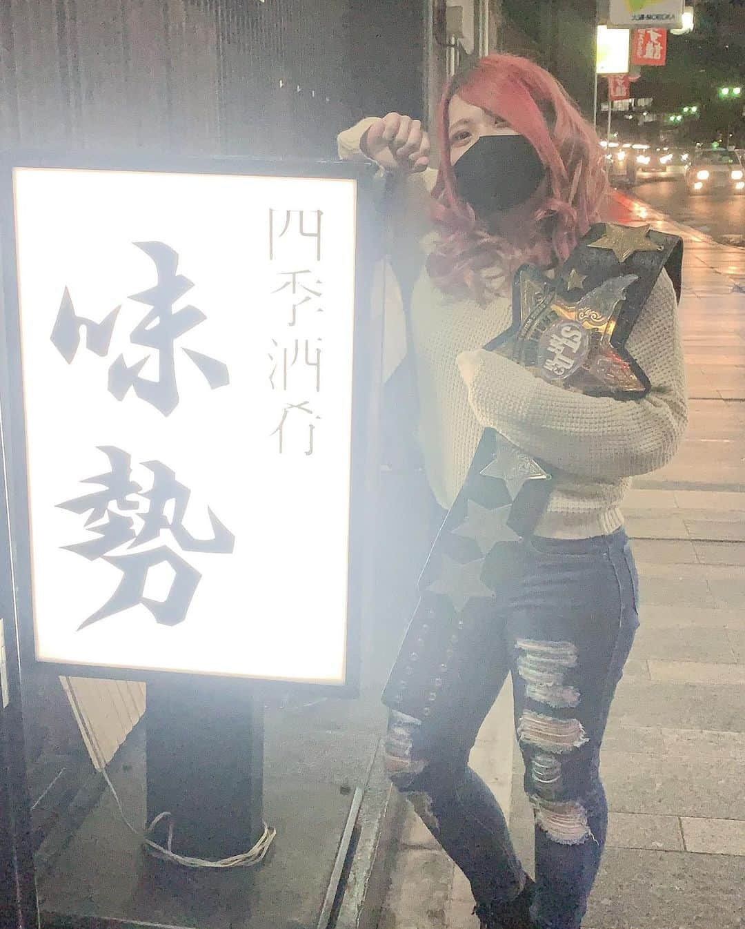 林下詩美さんのインスタグラム写真 - (林下詩美Instagram)「味勢 . うちの次男あつしが居ます 餃子が美味しかった🌹 . 普段はポスター貼らないらしいのですが、特別にSTARDOMのポスターを貼っていただけました！ 派手にサインさせていただきました✨ . . 岩手来ましたらぜひ✨ .」11月6日 21時31分 - u_t_m_0914