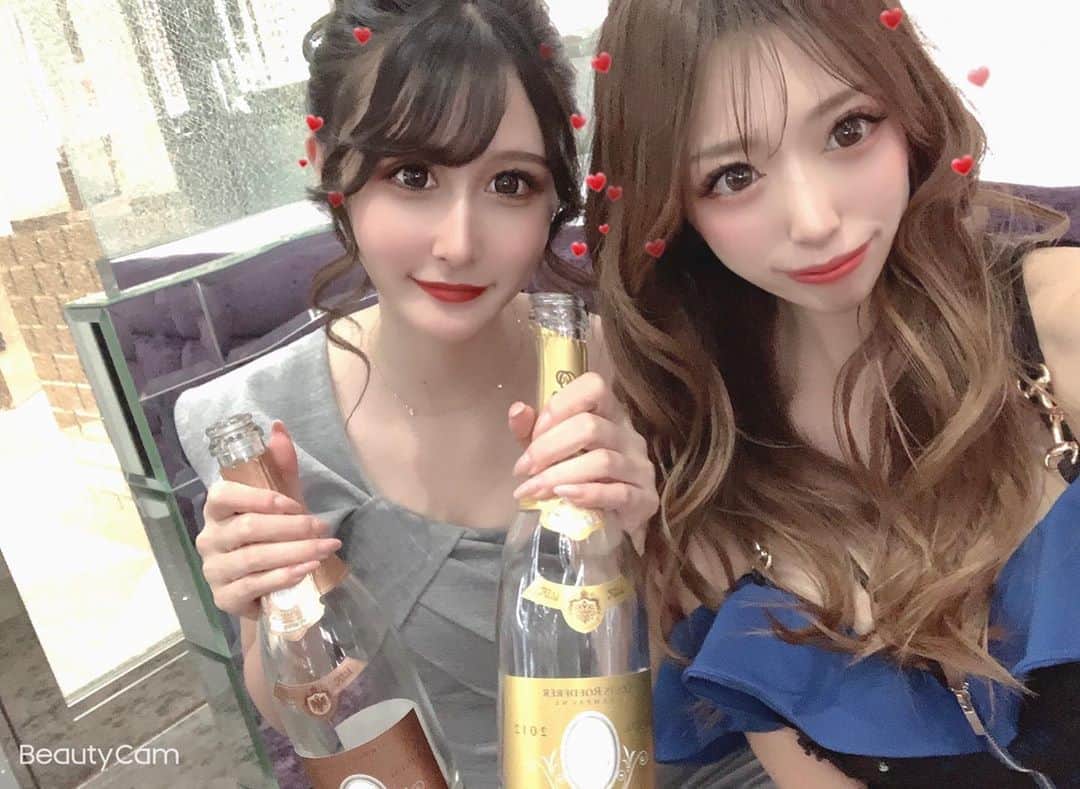 fuukaのインスタグラム：「. 先月だけど誕生日祝いで クリスタル紅白嬉しかった🥰✌🏻 . . #キャバクラ #キャバ嬢 #名古屋 #錦 #錦3 #新地 #北新地 #歌舞伎町 #新宿 #六本木 #お酒 #シャンパン #クリスタル #クリスタルロゼ #夜遊び」