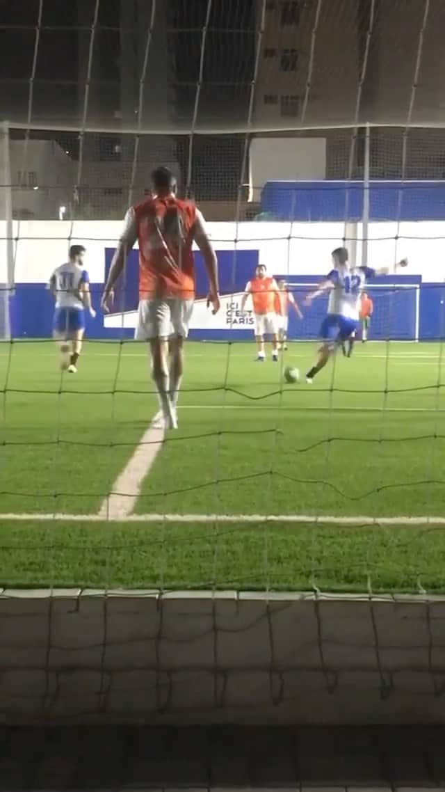 アレッサンドロ・ローザ・ヴィエイラのインスタグラム：「Ontem no evento @cearaexpress teve um gol “combinado” 😏✅🤷🏻‍♂️  Evento- @ahcordeirojunior   Video- @renato_ribeiro012   Local- @psgacademyfortaleza」