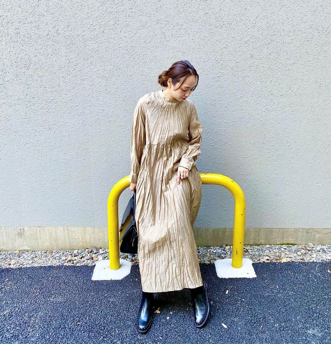 石田美奈子のインスタグラム：「𝐎𝐮𝐭𝐟𝐢𝐭. .  #zozotown で見つけたAUNT MARIE'Sのワンピースを着ました👗✨ シワを気にせず着られる楽ちんワンピース♡ . Chuich'sのブーツがお気に入りすぎる🥺💓 革が硬いので最初は靴擦れするかなぁと思っていましたが、問題なく履けて嬉しい🥺✨ . . onepiece … #auntmaries @auntmaries.official bag … #celine boots … #churchs @churchs . . 👗→ #minako_fashion . #ootd #165cmコーデ #ベージュコーデ #大人カジュアルコーデ #今日のコーデ #秋コーデ #プチプラコーデ #ワンピースコーデ」
