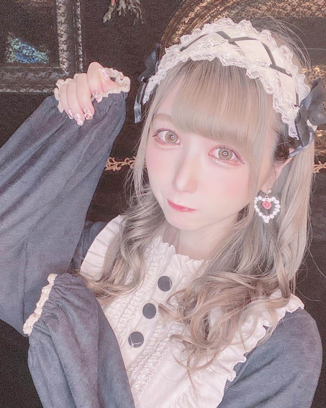 のインスタグラム：「ゴシックみたいな雰囲気の店内と制服🖤 ヘッドドレスだいすきい(ᐡ⸝⸝- ̫ -⸝⸝ᐡ) * * #ゴスロリ #ゴシックファッション #ゴシックロリータ #ロリータファッション #ロリータ #ヘッドドレス #gothiclolita #lolitafashion #メイド #メイド服 #メイドカフェ #メイド喫茶 #コンカフェ #コンセプトカフェ #コスプレ #コスプレ好き #アイドル #自撮り #自撮り女子 #自撮り界隈 #美男美女と繋がりたい #地雷女 #地雷 #maid #maidcafe #cosplay #japanesegirl #followforfollowback #いいね返し #フォローミー」