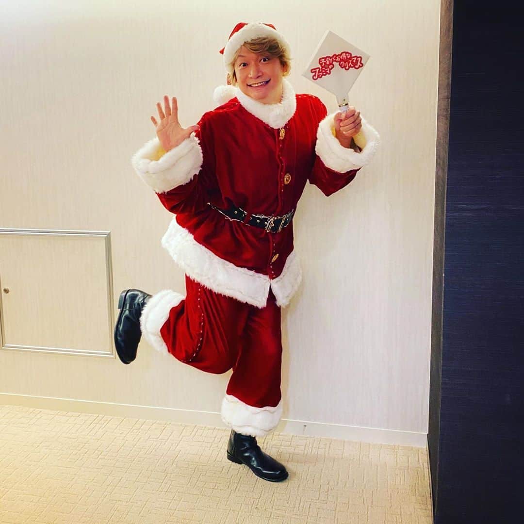 香取慎吾さんのインスタグラム写真 - (香取慎吾Instagram)「今年のクリスマスの予定はいかがかなっ？ #ファミクリ はいかがでしょうっ？ #ファミクリをヨヤクリ 出来たかなっ？ 美味しいケーキ作ったよっ！！ #慎吾サンタ #ファミマ #香取慎吾」11月6日 12時37分 - katorishingo_official