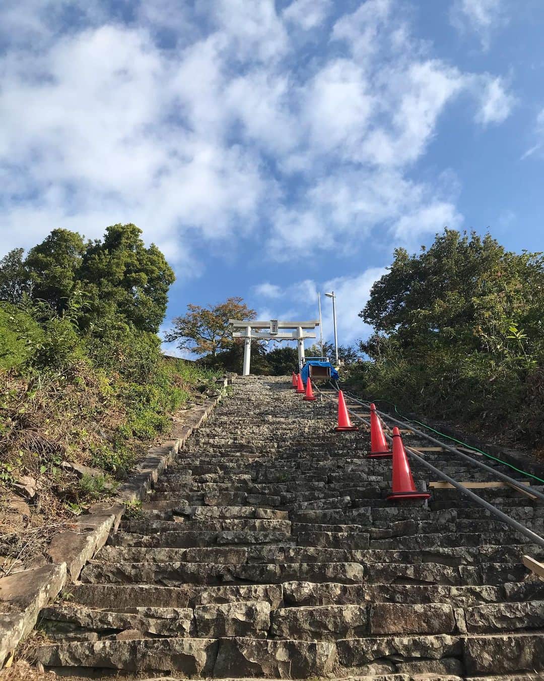 DJ MANAMI（松迫愛実）さんのインスタグラム写真 - (DJ MANAMI（松迫愛実）Instagram)「高屋神社、天空の鳥居。﻿ ﻿ 下宮からの徒歩ルートで行ったのですが、軽い登山でした😀﻿ まぁまぁ傾斜のある坂道からスタートして、急勾配の山道を登っていくと最後に果てしなく続く階段が現れます。﻿ 頂上が見えない階段と対面したとき、思わず﻿ はい、詰んだーと呟いてしまったほど果てしなく感じる階段です。﻿ でもその階段を登りきって、鳥居をくぐり、後ろを振り返った瞬間の、あの景色が忘れられなくて🥺香川滞在中に二度訪れました。もちろん徒歩ルートで。﻿ また行きたいスポット📍﻿ ﻿ ﻿ #香川﻿ #高屋神社﻿ #天空の鳥居」11月6日 12時39分 - djmanami
