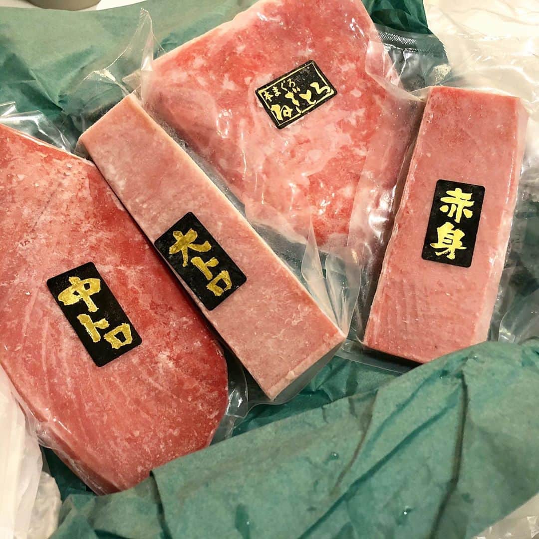 秋定麻紀子のインスタグラム：「大好きなマグロは @sakanaichi_japan でいつも注文してます。  ココのは本当に美味しい。 贈り物でも贈るんですがとっても喜んでくれます。  栄養満点。 我家は基本的にお肉よりも魚の生活。 とくに牛肉は娘もあまり食べないかな。 魚はすごくいっぱい食べてくれる。 鯖焼きや味噌煮は大人と同じ大きさをぺろり。 もちろんマグロも大好き。  日本人のDNAしか入っていないので和食で育ててます。 欧米化している日本人の食生活。 そりゃ身体に色々異変が出るのは当たり前。  率先して定食を食べてほしい。」