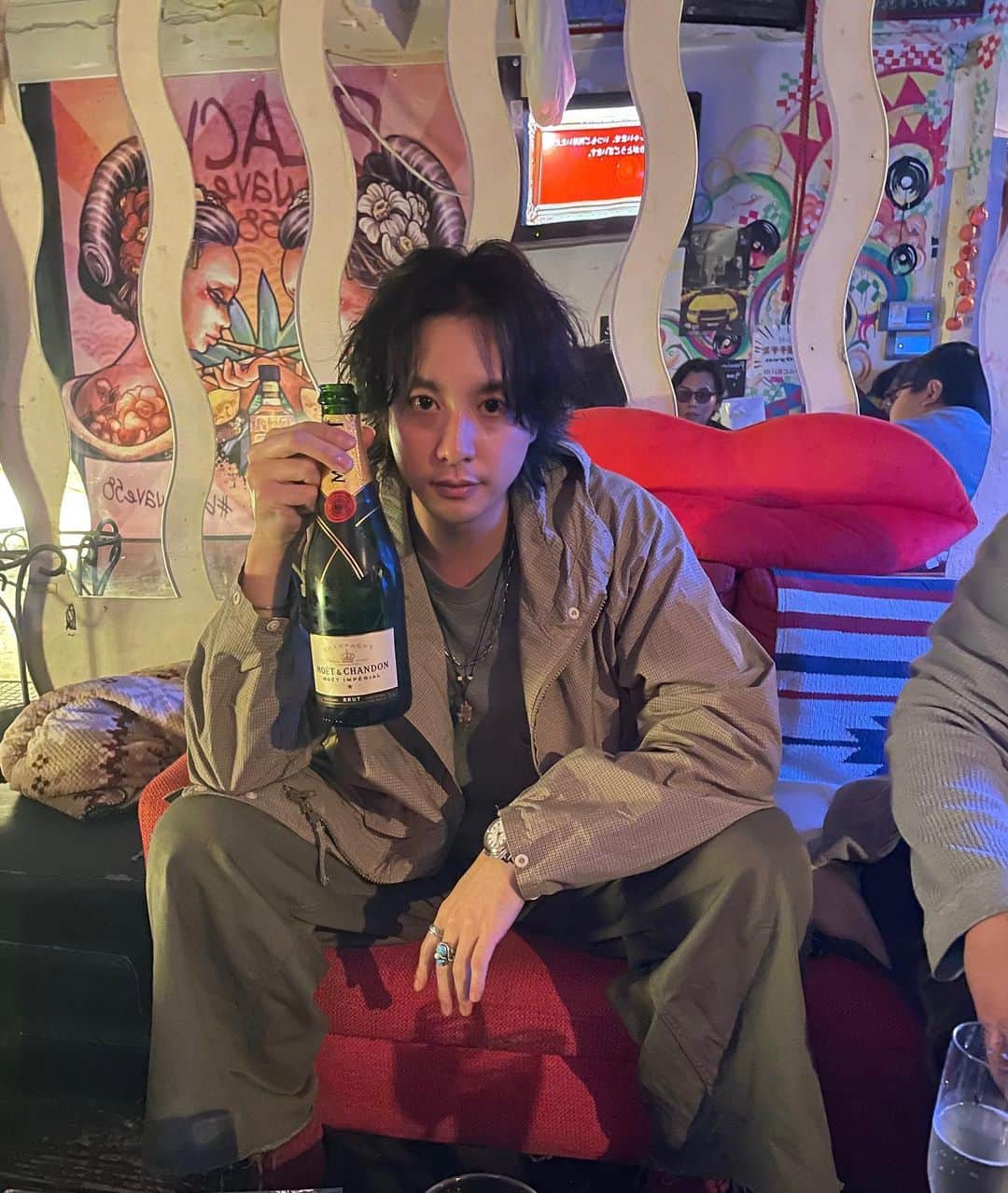 渡部秀のインスタグラム：「蒲原さんこと一彰くんが誕生日にシャンパンくれました。  優しみ。 蒲原さんは呂太くん想いです。  #石井一彰　#優しみアニキ」