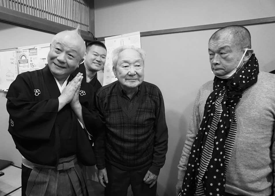 春風亭小朝さんのインスタグラム写真 - (春風亭小朝Instagram)「・  真ん中が御年91歳の金翁師匠で 右端が人間国宝  僕のポーズを見た国宝が 言ったひと言  お前、歳を考えろ(笑)  Instagram開設記念の秘蔵写真その3  #人間国宝 #柳家小三治 #三遊亭金翁 #三遊亭金朝 #五代目三遊亭金馬襲名披露興行  #国立演芸場 #秘蔵写真  #敬称略 #春風亭小朝」11月6日 12時46分 - shunputei_koasa