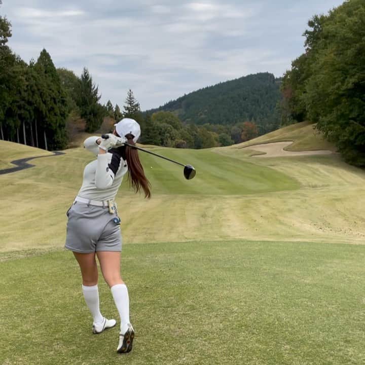 のインスタグラム：「宣言通りに打てた今日一のフェード🏌️‍♀️💫  #ジャイロスイング #ドライバー #driver #golfswing  #上手くなりたい  #女子ゴルフ  #ゴルフ女子  #ゴルフ男子  #ゴルフ愛  #ゴルフバカ  #ゴルファー　 #golfrange  #golflife  #golfer  #golf  #골프  #กอล์ฟ  #golfstagram  #instagolf」