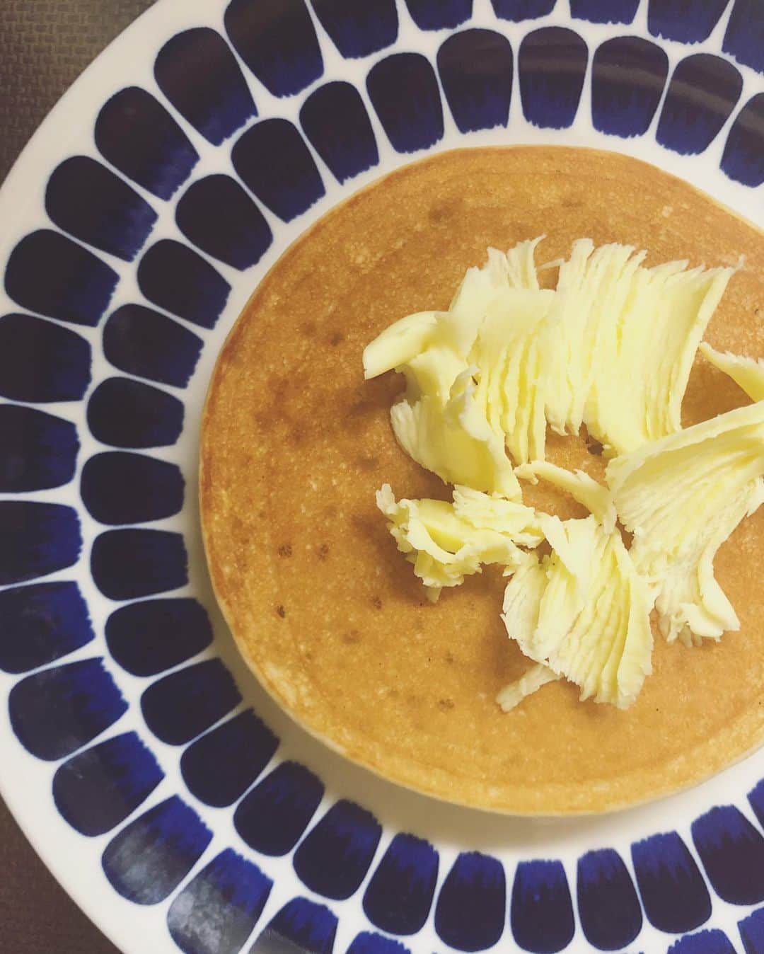 MIHOのインスタグラム：「【米粉便利だわぁ】  ゴハン当番の時は野菜中心なので  だから  20時ごろには甘いものが食べたくなる我が家の晩ご飯ルーティーン  甘いもの食べたいなー！ と チチィがパトロール始める  私的には　@____rie____  がめちゃんこ美味しそうなパンケーキのポストを朝にみてから食べたかったんだろうね  ゴハン食べたけど小麦粉よりはよかろうと思いガサゴソしたり米粉があったので  あまーい誘い水  米粉のパンケーキ食べる？  仕事をしながらも即答  食べる！  ということで  せめてちっちゃく焼く、笑  まぁ、市販のものよりかはメープルバターも砂糖もグッと控えめだからよいか  反省し、今日はたねやさんの和菓子を用意  これはママンも嬉しそうだ  【米粉のパンケーキ】  ricepowder pancake 　 米粉100g 牛乳150cc 卵1こ 砂糖　大さじ3  30〜40g 〔わたしはてんさい糖大さじ3、溶けるの待たないとプツプツよ〕 ベーキングパウダー1袋〔5g〕 塩　1つまみ〔入れても入れなくても〕  rice powder 100g milk  150cc egg 1 b.p  5g suger 50g salt as you like  かき混ぜて15分くらい放置すると生地がなじみます☺︎  焼く時用のバターをフライパンでゆっくり溶かしつつ、ボウルに全部まぜまぜして、しばらく置いてからフライパンを温めてバターを溶かしてからタネをいれて蓋をする  プツプツしたら裏返す  #みほのグウタラゴハン  #米粉のパンケーキ #レーズンバター #バレルエイジドメープルシロップ #グルテンフリー #米粉 #みほのリピートもの  #器 #イッタラ #簡単レシピ #朝ごはんにもいいよ #pancakes  #ricepowderpancake  #recipe  #sweets」