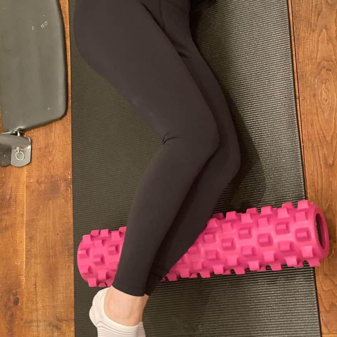 FitnessPlanner 星野由香さんのインスタグラム写真 - (FitnessPlanner 星野由香Instagram)「側臥位でランブルローラーを使用する時の脚の形です✨ @hironaka_ayaka さんに写真のご協力をいただきました😊😆✨ 足指を伸ばそうとした時に、足が攣りそうになる方も多いと思いますが、そんな時は "つりそう"の一歩手前で。 小さく動くか、力加減を弱めてください。 回数を重ねていくと、力を入れてもつらない感じになりますよ🙌 お試しください✨  #ランブルローラーピンク #膝下O脚 #そり腰  #ぽっこりお腹にも」11月6日 12時51分 - yuka.hoshino222