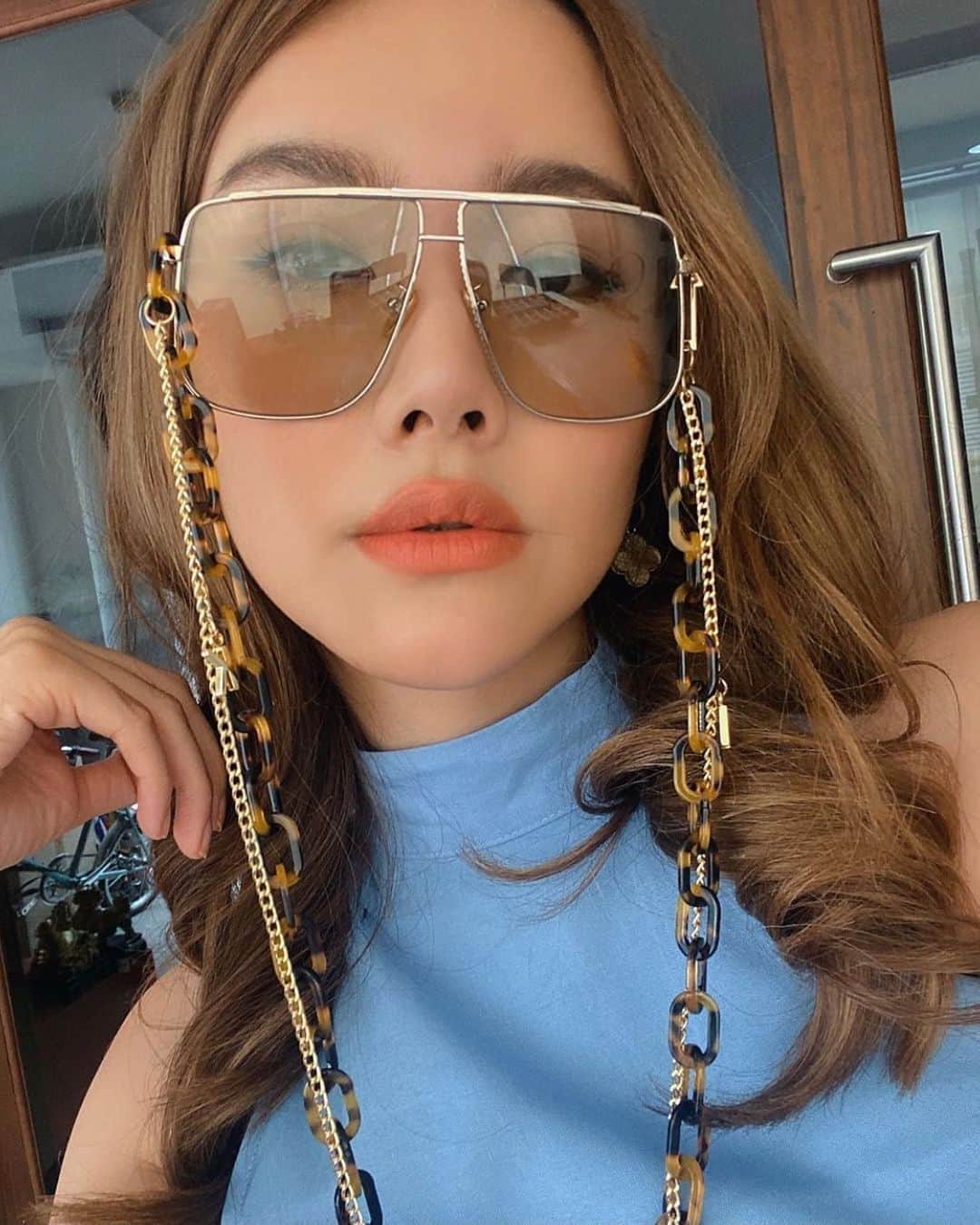 カレンウォーカーのインスタグラム：「@jnysunglasseslover wears ‘Furnace’ with our Crazy Tort/gold eyewear chain.」
