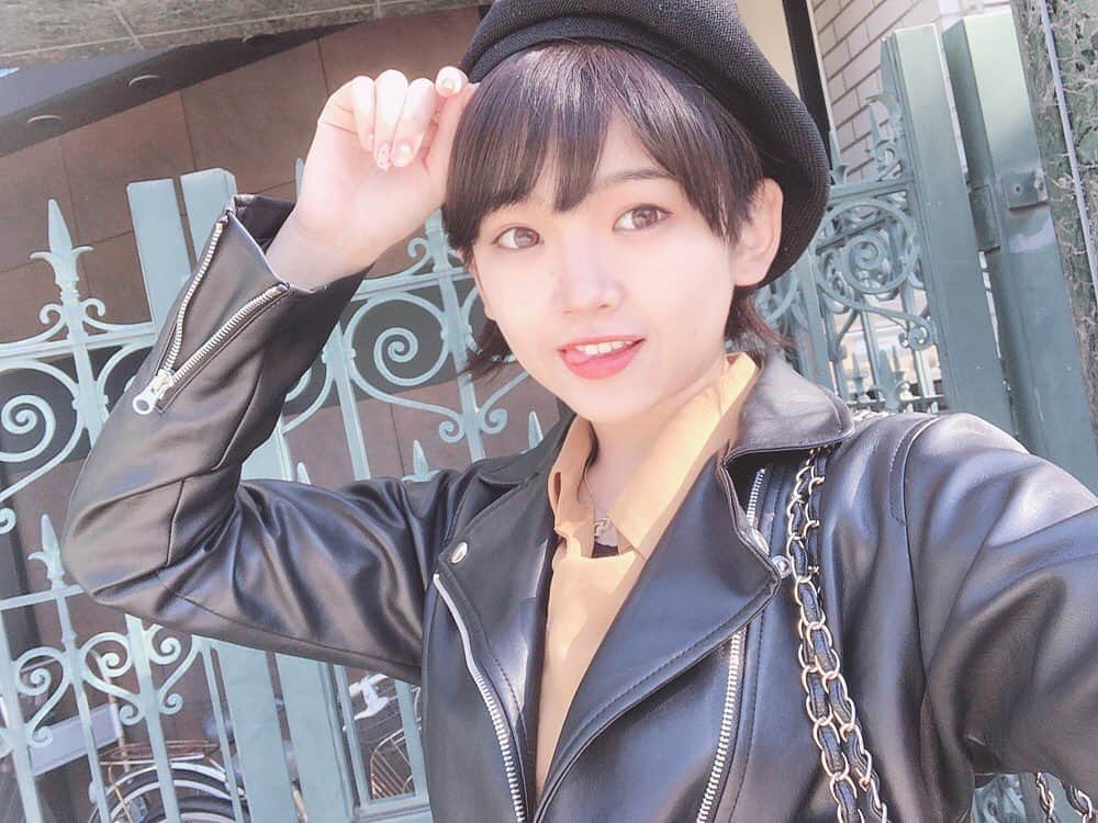 星流さりあのインスタグラム：「……………★  ライダースジャケットって かっこいいよね〜😎🌟  ……………★ 本日11/6(金)発売 【モトモト12月号(造形社)】に 星流さりあが掲載されております🌼  水着で武器持ってバイクに乗ってるよ🏍💨  #バイク #モトモト #水着 #ライダースジャケット #ベレー帽 #黒 #アイドル #上野」