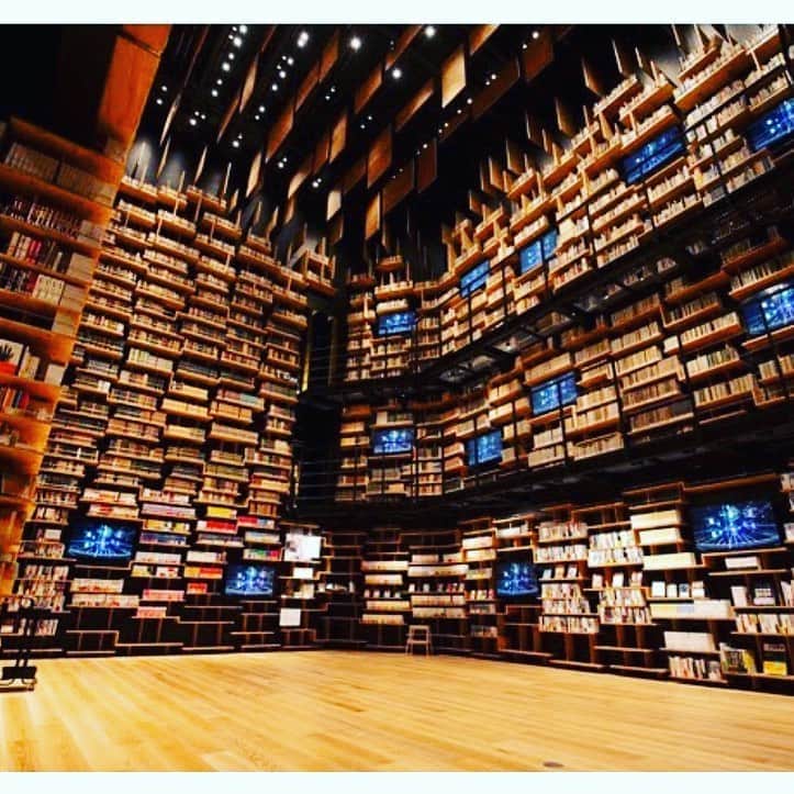 松田美由紀のインスタグラム：「今日は優作の命日です。  (お知らせ) 本日グランドオープン。角川武蔵野ミュージアム 高さ約8メートル、360度に渡り約3万冊の図書を蔵する巨大な「本棚劇場」 巨大な本棚へのプロジェクションマッピングが行なわれ、 その中で、松田優作の”あのシーン”が流れます！」