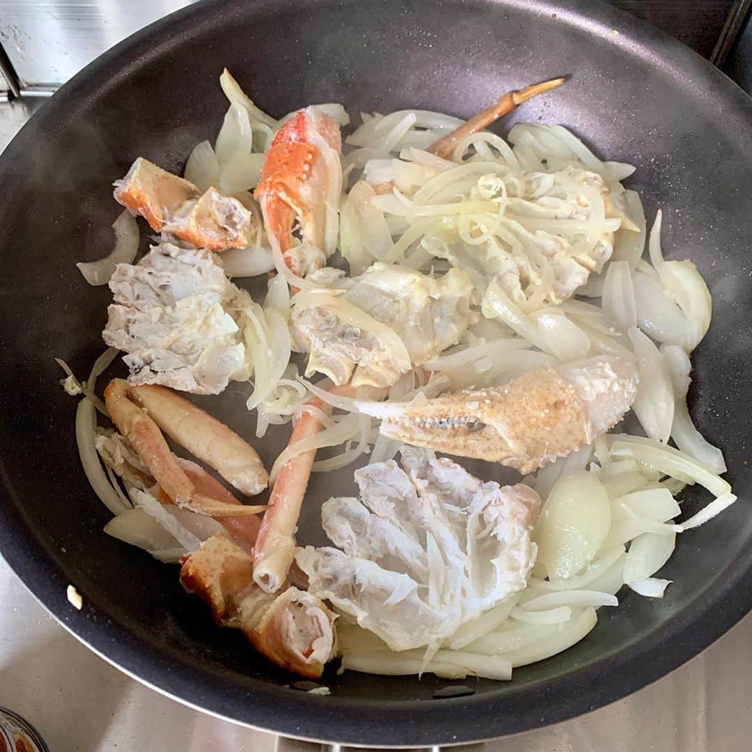 aya*** さんのインスタグラム写真 - (aya*** Instagram)「2020.11.6 Friday﻿ ﻿ ﻿ 先週末のランチに作った蟹のトマトクリームソースパスタ。﻿ 蟹は ますよねさん ＠masuyone_23 から提供していただいた、生ズワイガニ🦀﻿ ﻿ 蟹は蒸して身をほぐし、残った殻はオリーブオイルでニンニクと一緒にじっくり炒めて旨味を出す！﻿ トマトホール缶を使うつもりがまさかの在庫切れやったけど、 安売りの時に買っといたトマトソース缶に助けてもらいました😂﻿ ﻿ 蟹の蒸し汁と、蟹の殻からも旨味がたっぷり出て、﻿ 贅沢すぎるパスタランチに大満足😋﻿ ﻿ ますよねさんの蟹は冷凍されたものやけど、　﻿ 生でも美味しくいただける逸品！﻿ 楽天グルメ大賞など、たくさん受賞されとることにも 納得の美味しさでした👍🏻﻿ ﻿ ﻿  ﻿ #ますよね﻿ #ますよね海鮮部 ﻿ #第一期越前かに問屋ますよねアンバサダー ﻿ #今日のごはん#今日のご飯#パスタ#Pasta#蟹#ごはん#locari#foodpic#igersjp#aya_aya飯#暮らしを楽しむ#フーディーテーブル#ランチ#昼ごはん#お昼ごはん#おうちごはん#料理#暮らし#日々#おうちごはんLover#ひとりごはん」11月6日 13時07分 - aya_aya1128