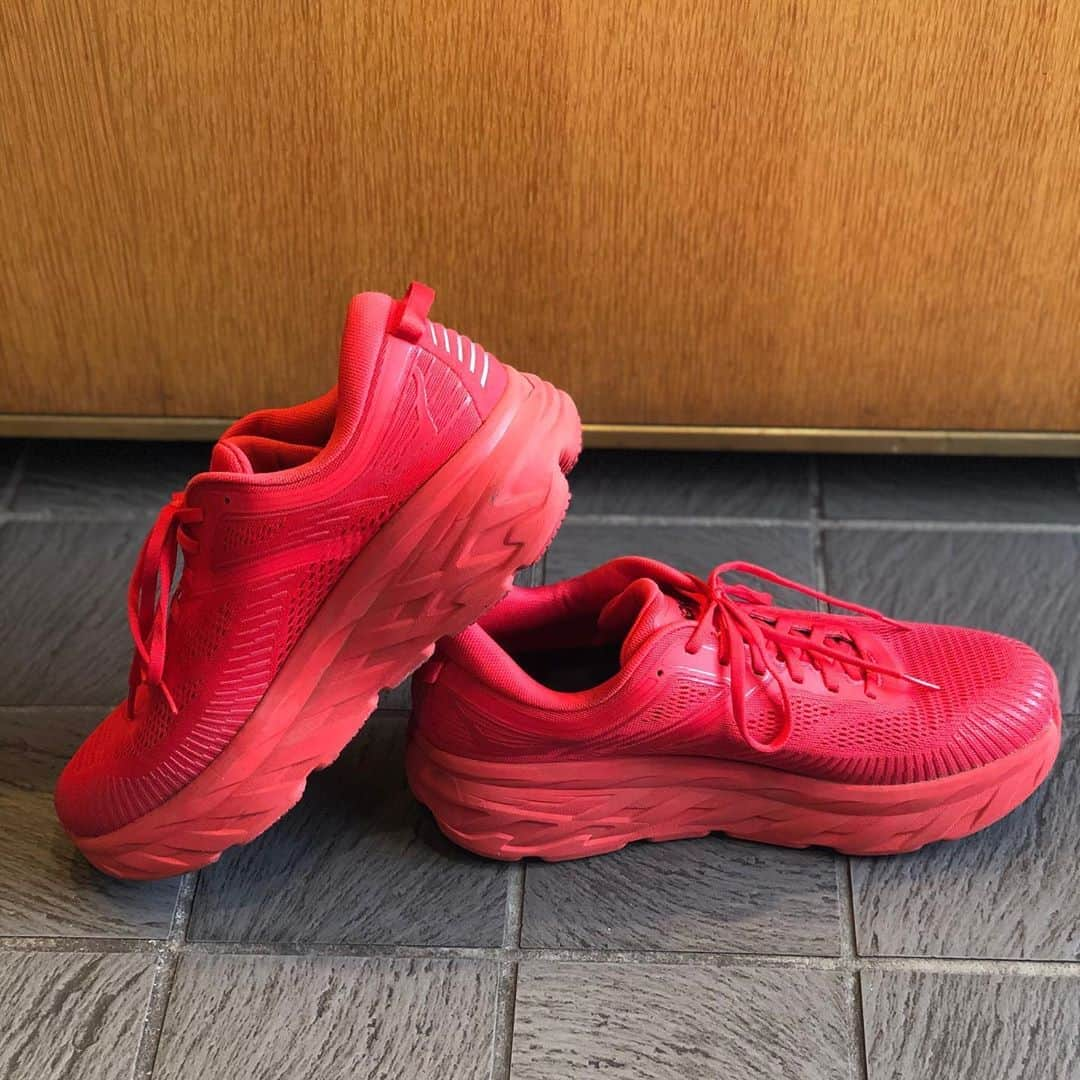 西岡剛さんのインスタグラム写真 - (西岡剛Instagram)「明日この厚底靴が俺の相棒になる🤣  #hokaoneone  #西岡剛」11月6日 13時00分 - tsuyoshinishioka_official