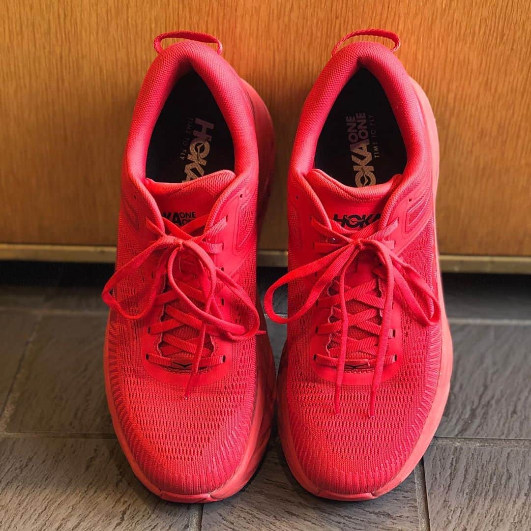 西岡剛のインスタグラム：「明日この厚底靴が俺の相棒になる🤣  #hokaoneone  #西岡剛」