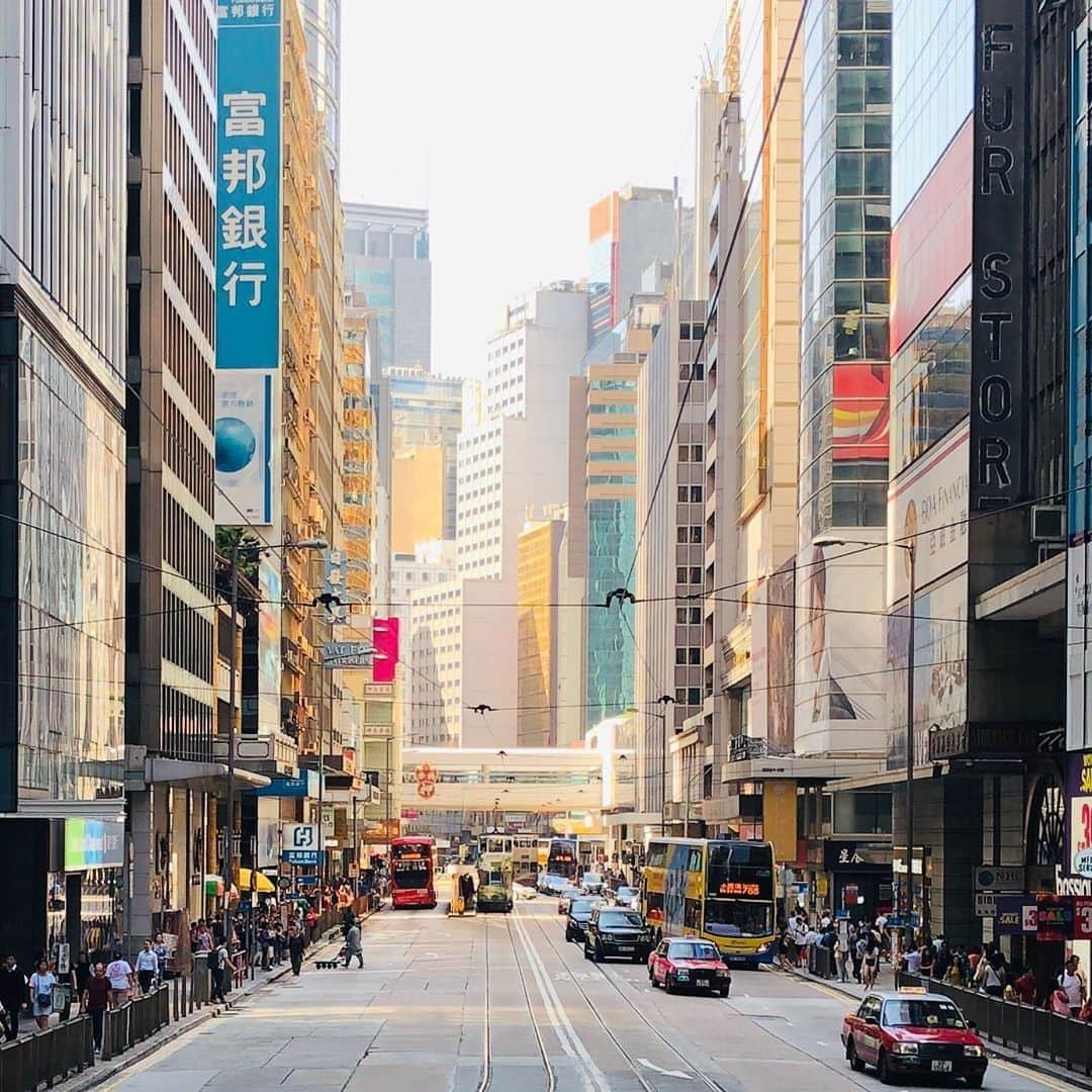 Discover Hong Kongさんのインスタグラム写真 - (Discover Hong KongInstagram)「A bustling street in Central crammed with modern high-rises. 中環街道車水馬龍，充滿現代嘅都會感。 📷: @ourtraveldiaryy_ #DiscoverHongKong」11月6日 13時00分 - discoverhongkong