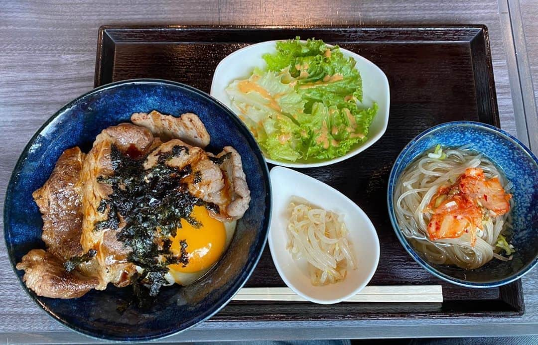 水内猛さんのインスタグラム写真 - (水内猛Instagram)「デジ屋の日替わり焼肉丼🐷ミニ冷麺付き🍜 #ランチ #デジ屋 #焼肉丼 #冷麺」11月6日 13時01分 - takeshimizuuchi