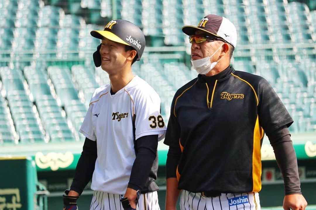 阪神タイガースさんのインスタグラム写真 - (阪神タイガースInstagram)「今日は、試合が無いため、甲子園球場で練習を行いました‼️  #小幡竜平 選手 #井上一樹 コーチ #梅野隆太郎 選手 #植田海 選手 #原口文仁 選手 #近本光司 選手 #大山悠輔 選手 #江越大賀 選手 #熊谷敬宥 選手 #島田海吏 選手 #坂本誠志郎 選手 #阪神タイガース #its勝笑timeオレがヤル」11月6日 13時02分 - hanshintigers_official