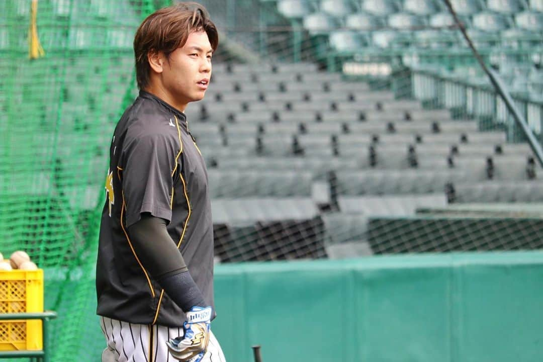 阪神タイガースさんのインスタグラム写真 - (阪神タイガースInstagram)「今日は、試合が無いため、甲子園球場で練習を行いました‼️  #小幡竜平 選手 #井上一樹 コーチ #梅野隆太郎 選手 #植田海 選手 #原口文仁 選手 #近本光司 選手 #大山悠輔 選手 #江越大賀 選手 #熊谷敬宥 選手 #島田海吏 選手 #坂本誠志郎 選手 #阪神タイガース #its勝笑timeオレがヤル」11月6日 13時02分 - hanshintigers_official