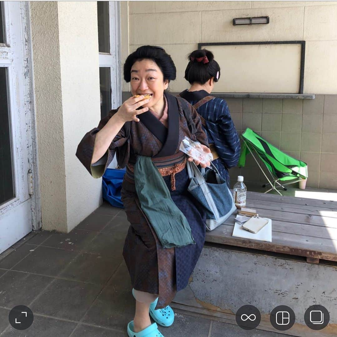 久保田磨希さんのインスタグラム写真 - (久保田磨希Instagram)「本日夜8時から BSプレミアム「赤ひげ3」放送です。 常にマスク、食べるときは背中合わせ。 暑い夏、そんな風に撮影した日々。 今日もリアルタイムで見ます〜👀 #久保田磨希 #赤ひげ3 #山野海 #真凛 #暑かった #ソーシャルディスタンス」11月6日 13時03分 - maki_kubota1973