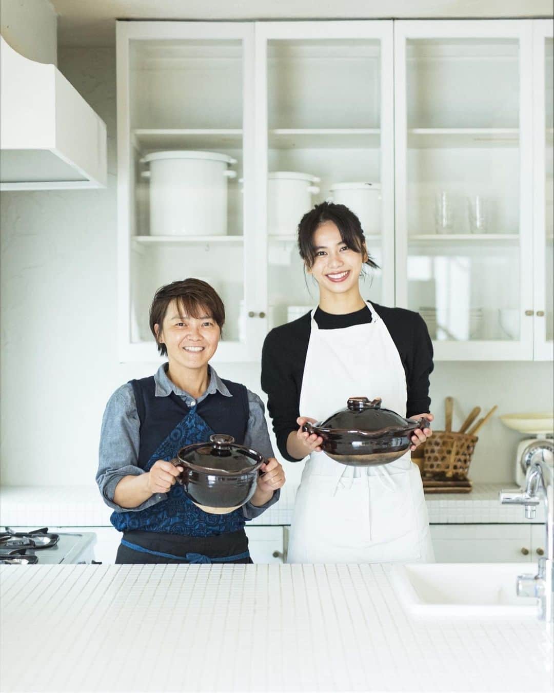 E-girlsさんのインスタグラム写真 - (E-girlsInstagram)「🍲🥑🍋﻿ ﻿ 『DISCOVER JAPAN』12月号﻿ 「土鍋７変化」特集に佐藤晴美登場‼️‼️﻿ ﻿ ﻿ 『土鍋で料理のアレンジを楽しむ　「土鍋７変化」』﻿ 調理器具にも、料理を盛るうつわにもなり、使うほどに愛着がわく「土鍋」。﻿ これからの季節は特に出番も多くなってきます。﻿ この企画では、土鍋を活用したアレンジレシピを、﻿ 土楽窯・福森道歩さんに土鍋の楽しみ方の広さを、﻿ 佐藤晴美が教えていただいています☺️﻿ ﻿ ﻿ 是非ご覧いただき、﻿ レシピも真似してみてください😊✨﻿ ﻿ ﻿ 『DISCOVER JAPAN』12月号﻿ 発売日：11月6日(金)﻿ ﻿ @discoverjapan  @sato_harumi__official」11月6日 13時03分 - e_girls_official_