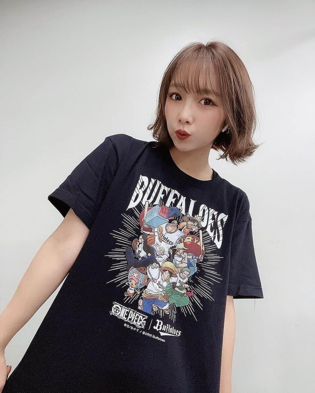 MIYUのインスタグラム：「ホーム最終戦。﻿ ﻿ ﻿ ﻿ バファローズへのご声援、﻿ 宜しくお願いします✨✨﻿ ﻿ ﻿ ﻿ ﻿ ⋆٭⋆⚾︎- - - - - - - - - - - - - - - - -⚾︎⋆٭⋆﻿ ﻿ ﻿ ﻿ ﻿ ONE PIECEのコラボTシャツ﻿ GETしました〜〜🏴‍☠️♥️﻿ ﻿ ﻿ ﻿ 最近ハマって見始めているのですが、﻿ 全然進みませんっ(笑)﻿ ﻿ ﻿ 皆様も見たことありますか？？﻿ ﻿ ﻿ すっごい面白いし、感動するし…﻿ すごくおすすめです😊😊﻿ ﻿ ﻿ ﻿ ﻿ #オリックス #Bs2020 #BsGirls #オリ姫﻿ #野球 #プロ野球 #オリックスバファローズ #超革新系﻿ #野球女子　#野球好き　#京セラドーム大阪　﻿ #ほっともっとフィールド神戸﻿ #ONEPIECE #コラボ #Tシャツ﻿ #baseball #ORIX #Buffaloes #BINNOVATION﻿ #MIYU #miyu_337  #🐼 ﻿」