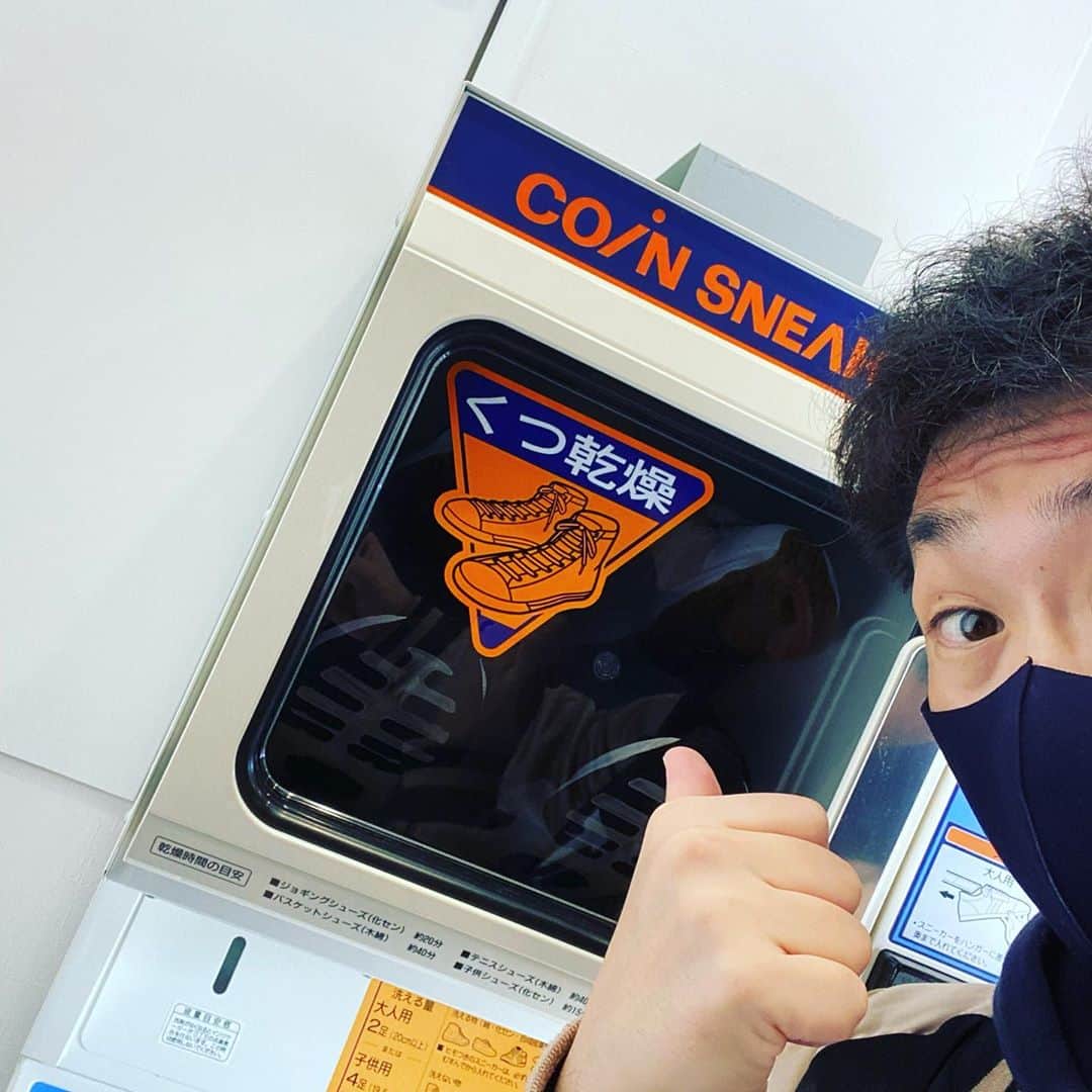 坂東亀三郎さんのインスタグラム写真 - (坂東亀三郎Instagram)「コインランドリーで﻿ ﻿ スニカーを二足﻿ ﻿ 洗ってきたー！！！！﻿ ﻿ ピっっカピカやで！﻿ (洗い終わりの画像はありません。)﻿ ﻿ ﻿ #コインランドリー﻿ #歌舞伎 #音羽屋 #歌舞伎役者﻿ #彦三郎 #坂東彦三郎 #九代目﻿ #歌舞伎部 #otowayabando﻿ #歌舞伎大好き #KABUKI﻿ コメントはお気軽に📝﻿ ランダムに返信しまっせ✍️」11月6日 13時05分 - otowayabando