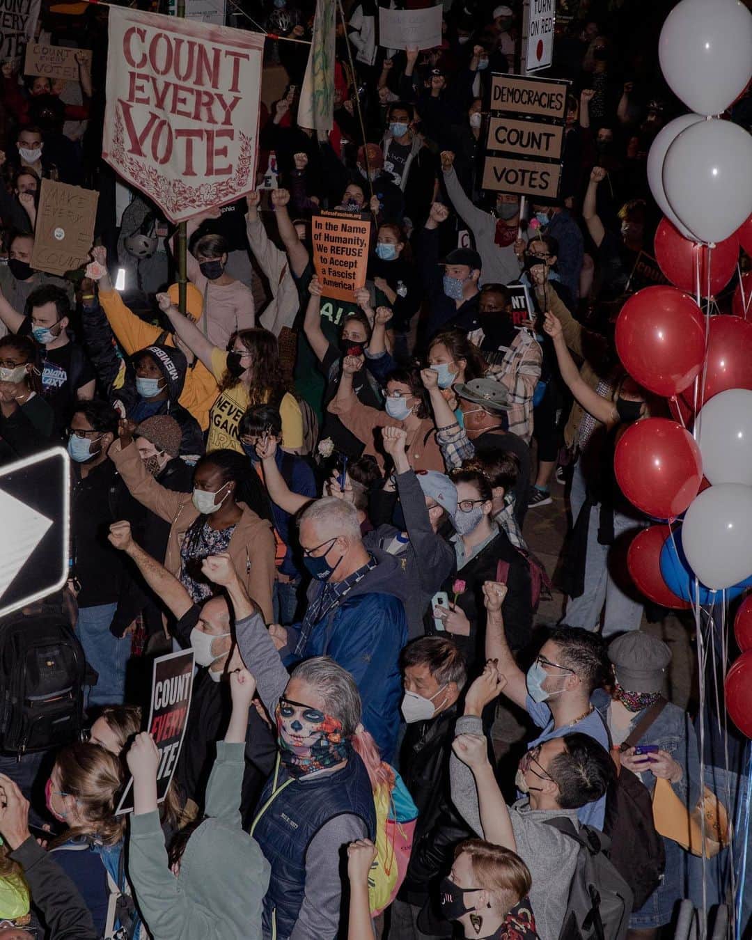 のインスタグラム：「Photo by @nataliekeyssar / On Thursday evening, dueling protests continued in front of the PA Convention Center where the state’s votes are being counted. On one side of Arch Street, protesters supported the continuation of the vote count. Across the street, a group of Trump supporters demanded the count be stopped.」