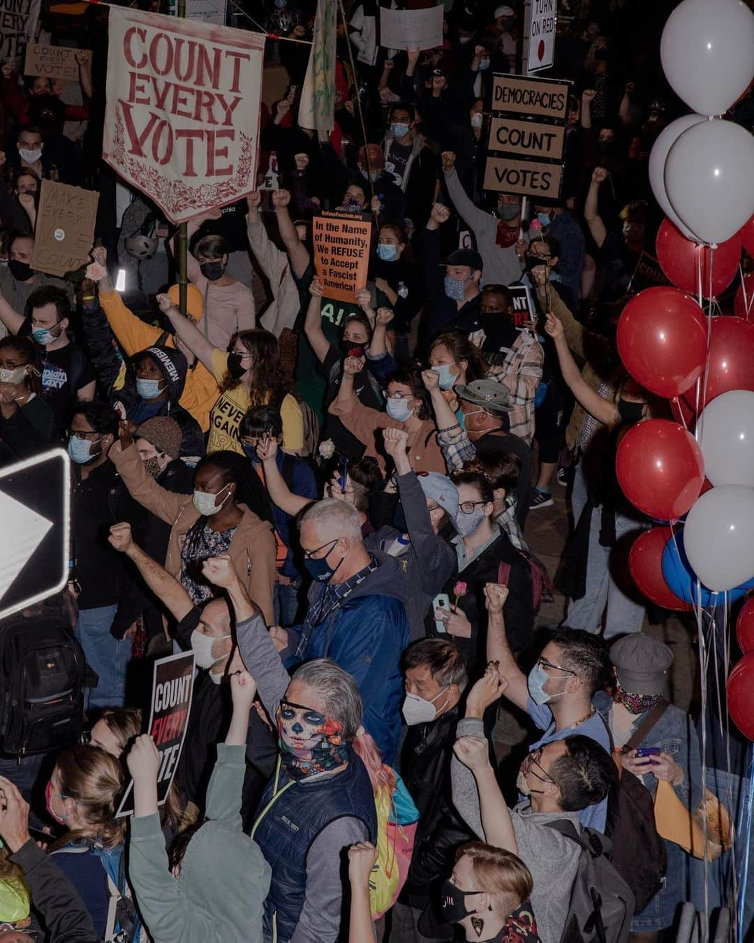 ナショナルジオグラフィックさんのインスタグラム写真 - (ナショナルジオグラフィックInstagram)「Photo by @nataliekeyssar / On Thursday evening, dueling protests continued in front of the PA Convention Center where the state’s votes are being counted. On one side of Arch Street, protesters supported the continuation of the vote count. Across the street, a group of Trump supporters demanded the count be stopped.」11月6日 13時06分 - natgeo