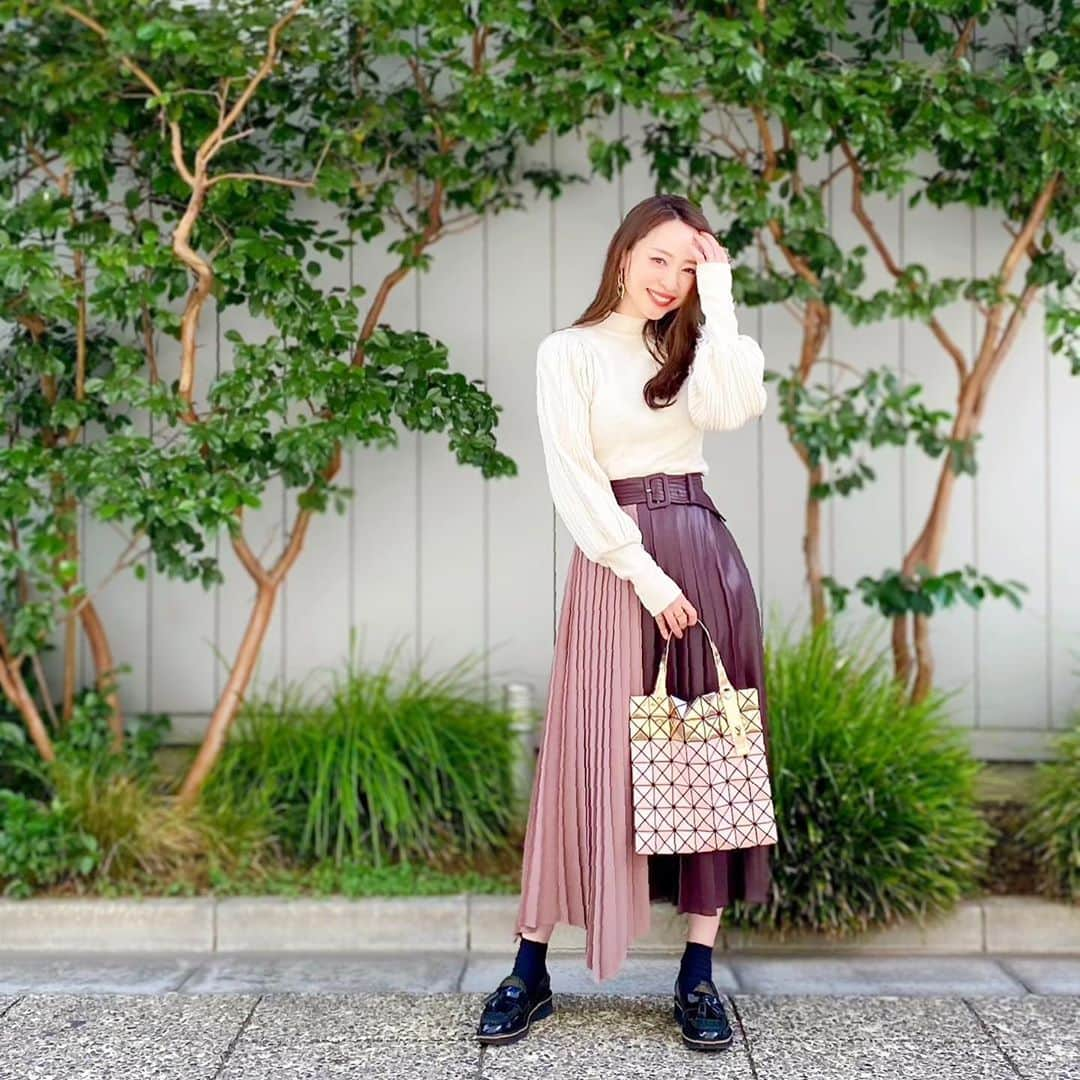 磯部奈央さんのインスタグラム写真 - (磯部奈央Instagram)「Coordinate♡ . ニット🧶✖️レザー✖️シフォン . . #tops ... #fifth  #skirt ... #murua  #bag …#baobao  #shoes ...#lanvin  . . このニット、袖がパフタイプで、鍵編みになってて、裾のリブ長めで、アウター脱いだら「かわいいね❗️」と言ってもらえる😆♡ . .  #coordinate #ootd #instafashion #outfit #fifthtl #フィフス #プチプラコーデ #コーデ #シンプルコーデ #ファッション #コーディネート #平均身長コーデ #カジュアル #ケーブル編みボリュームスリーブニット #スカート #ママコーデ #産後10ヶ月  @fifth_store ←50%Offでした！」11月6日 13時11分 - nao_isobe729