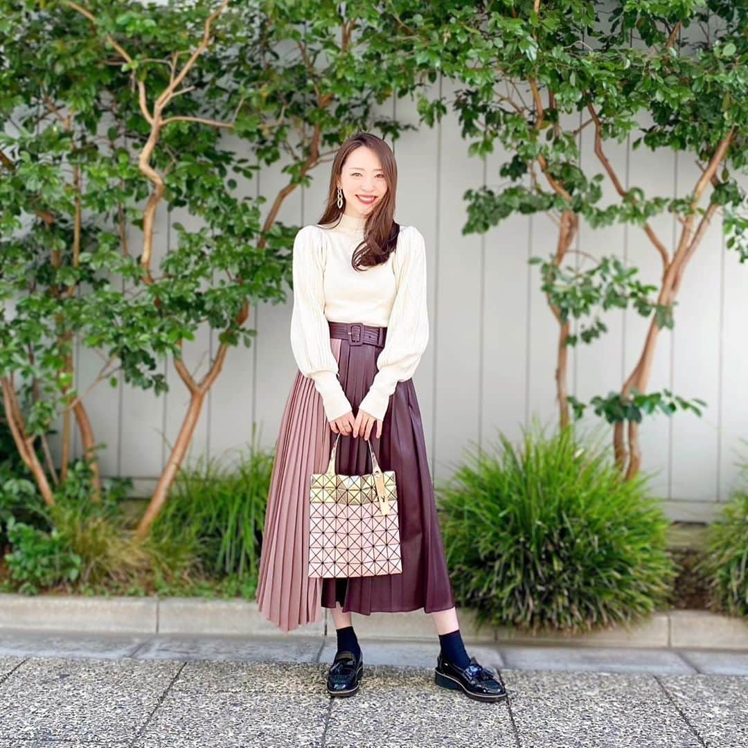 磯部奈央さんのインスタグラム写真 - (磯部奈央Instagram)「Coordinate♡ . ニット🧶✖️レザー✖️シフォン . . #tops ... #fifth  #skirt ... #murua  #bag …#baobao  #shoes ...#lanvin  . . このニット、袖がパフタイプで、鍵編みになってて、裾のリブ長めで、アウター脱いだら「かわいいね❗️」と言ってもらえる😆♡ . .  #coordinate #ootd #instafashion #outfit #fifthtl #フィフス #プチプラコーデ #コーデ #シンプルコーデ #ファッション #コーディネート #平均身長コーデ #カジュアル #ケーブル編みボリュームスリーブニット #スカート #ママコーデ #産後10ヶ月  @fifth_store ←50%Offでした！」11月6日 13時11分 - nao_isobe729