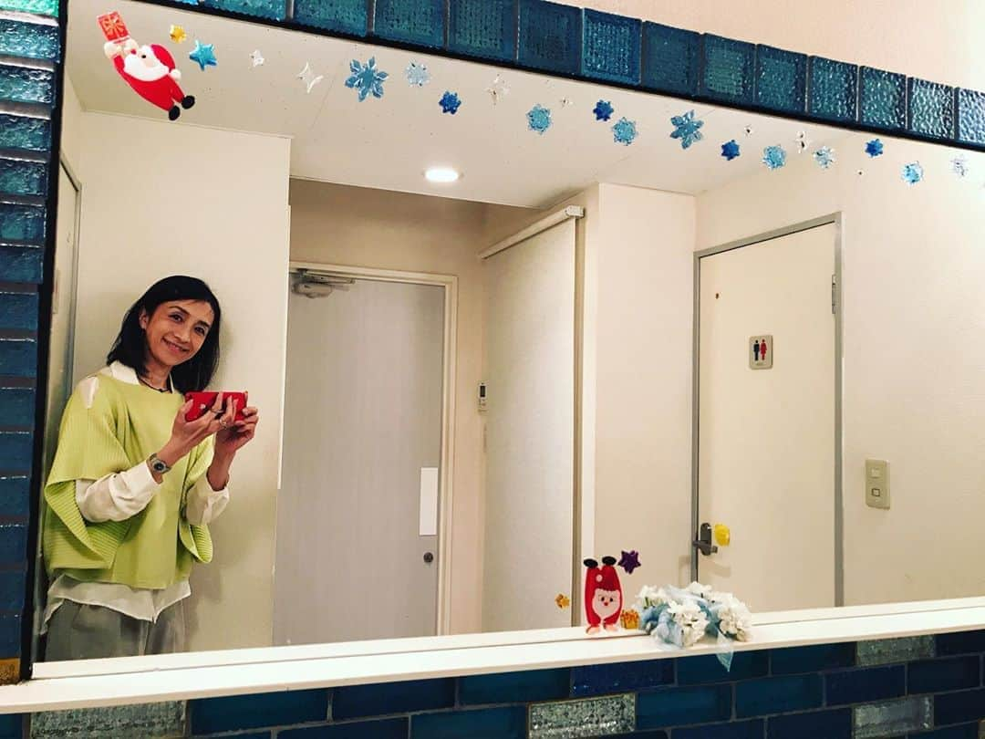 井脇幸江さんのインスタグラム写真 - (井脇幸江Instagram)「スタジオのクリスマスデコレーション🎄🤶  めちゃくちゃ可愛い😍💕  こんな時こそ、日々を楽しまなくちゃね🥰💖  #Ballet #Dancer #バレエ #バレエダンサー #芸術 #芸術観賞 #舞台 #stage #美の世界 #四ッ谷 #Iwaki Ballet Company #バレエスタジオ #バレエ教師 #バレエ教室 #美しい #楽しい #人生 #クリスマス #飾り付け #化粧室 #井脇幸江バレエスタジオ #井脇幸江」11月6日 13時14分 - yukie.iwaki