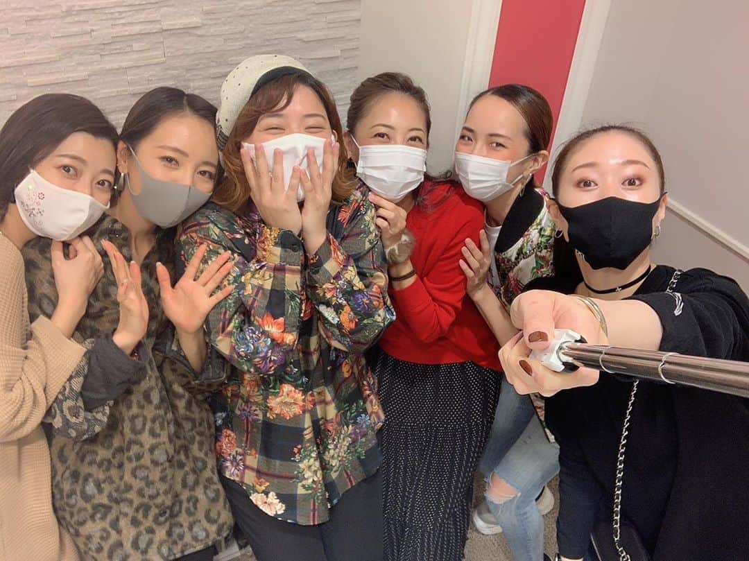 貴千碧のインスタグラム：「某雑誌ふぅに爆 大盛り上がり笑🤣🤣  愉快なメンバーでお届け❤️❤️  . . #雑誌#モデル　ふうに😂 大さんいつも長い手を伸ばして#自撮り棒#愛用 残り3日です✊ 皆様遊びに来てね💐」