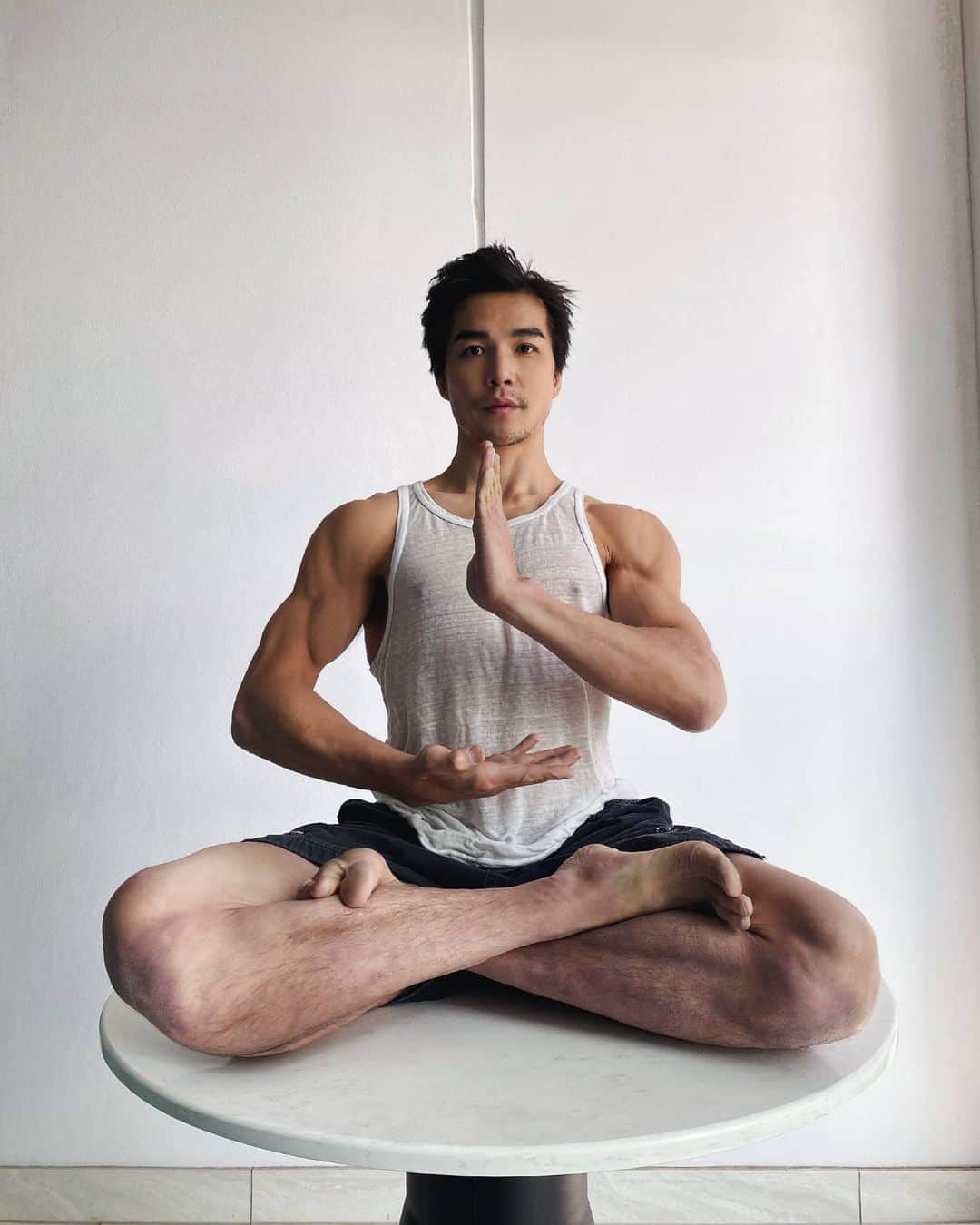 ルーディ・リンのインスタグラム：「There are a lot of people out there stressed to the Max right now because of the US election. I tried to make light of the stressful situation earlier with some jokes in bad taste. My apologies.   To all my American friends who are understandably concerned about the election, I’m just happy to be your local Canadian emotional support friend here.   Edit: Extra Sorry for using an offensive term I did not intend to offend 🙏」