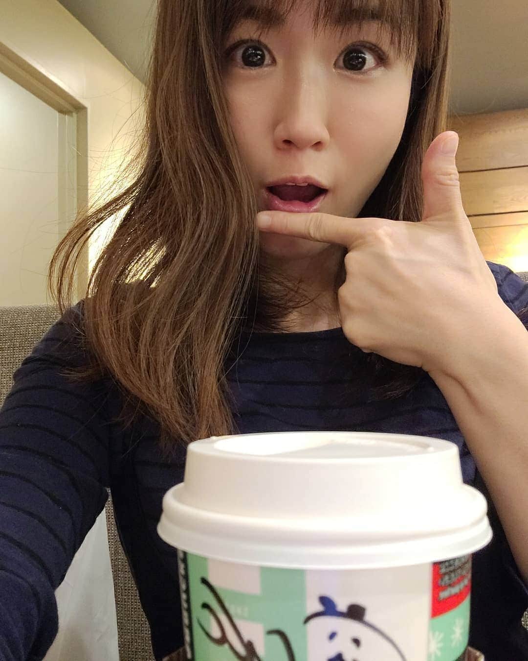 ようこさんのインスタグラム写真 - (ようこInstagram)「やった😃 やった😊 トミーズのあん食パン頂いちゃいました❤️ （調べたらお取り寄せもできるみたいです💡楽天、Amazonにもお店がありました）（京都の高島屋にもあるみたい）  神戸にお店があって１日1000本も売り上げる伝説の食パン🍞 あんこの量がすごいからどっしりと重い😳😳 これは食べるの楽しみだわ😋 一斤ぺろりになっちゃいそう‼️ 私のダイエット宣言はどこにいったのかしら(笑)🤣  そして今日は寝癖の癖がすごいんじゃーーー😤😤 寝坊しそうで朝ちゃんと鏡見てなかった🤣🤣  スタバがクリスマス一色になってて幸せ🍀 綺麗な女性がジンジャーブレットラテ頼んでたから真似して頼んでみたけど私にはシナモンとジンジャーが強すぎた‼️ 気取らずいつものキャラメルスチーマー飲めば良かった🤣  #トミーズあん食 #あん食パン #食パン#トミーズ #あん食 #あんこ #スタバ#ジンジャーブレットラテ#アーモンドミルク#神戸#神戸市#三宮#食いしん坊#美味しいもの大好き#パン大好き#食パン大好き」11月6日 13時27分 - 0606yoko